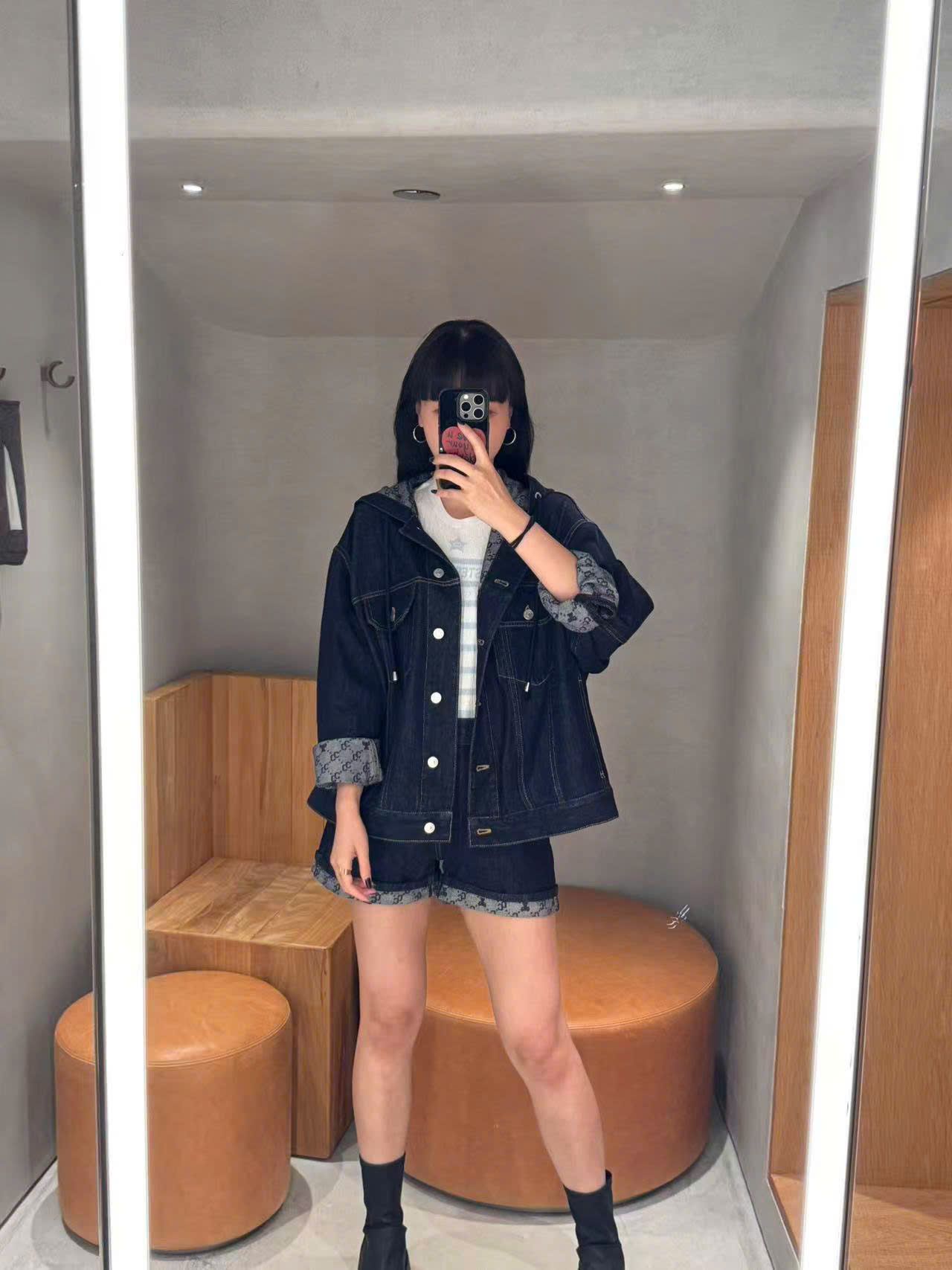  5.Quần sooc Jean xanh gấp gấu Logo 