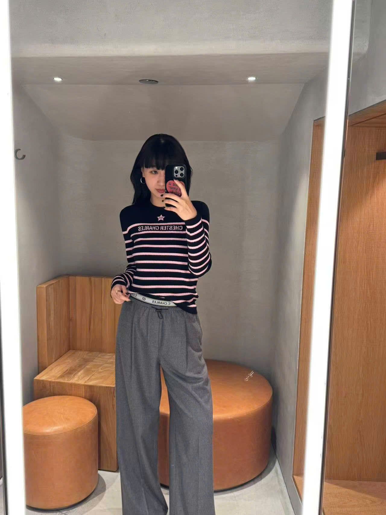  2.Áo len dài tay đen kẻ ngang hồng - ngôi sao giữa 