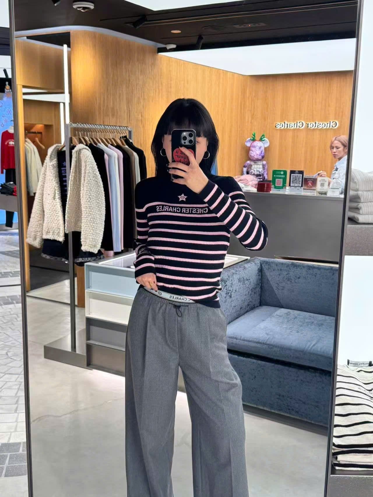  2.Áo len dài tay đen kẻ ngang hồng - ngôi sao giữa 