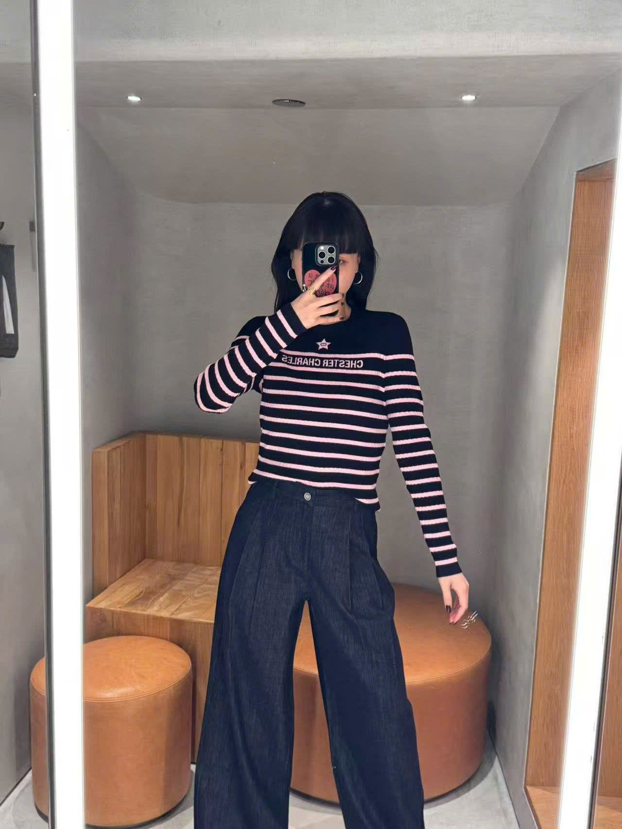  2.Áo len dài tay đen kẻ ngang hồng - ngôi sao giữa 