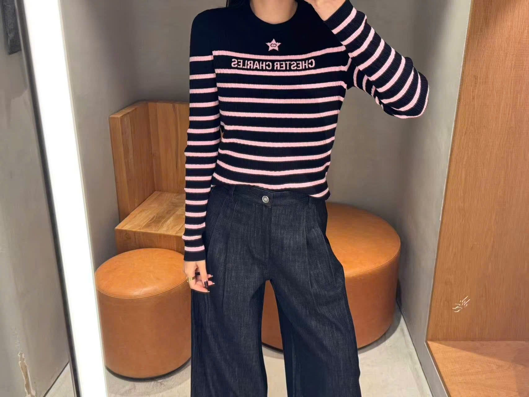  2.Áo len dài tay đen kẻ ngang hồng - ngôi sao giữa 