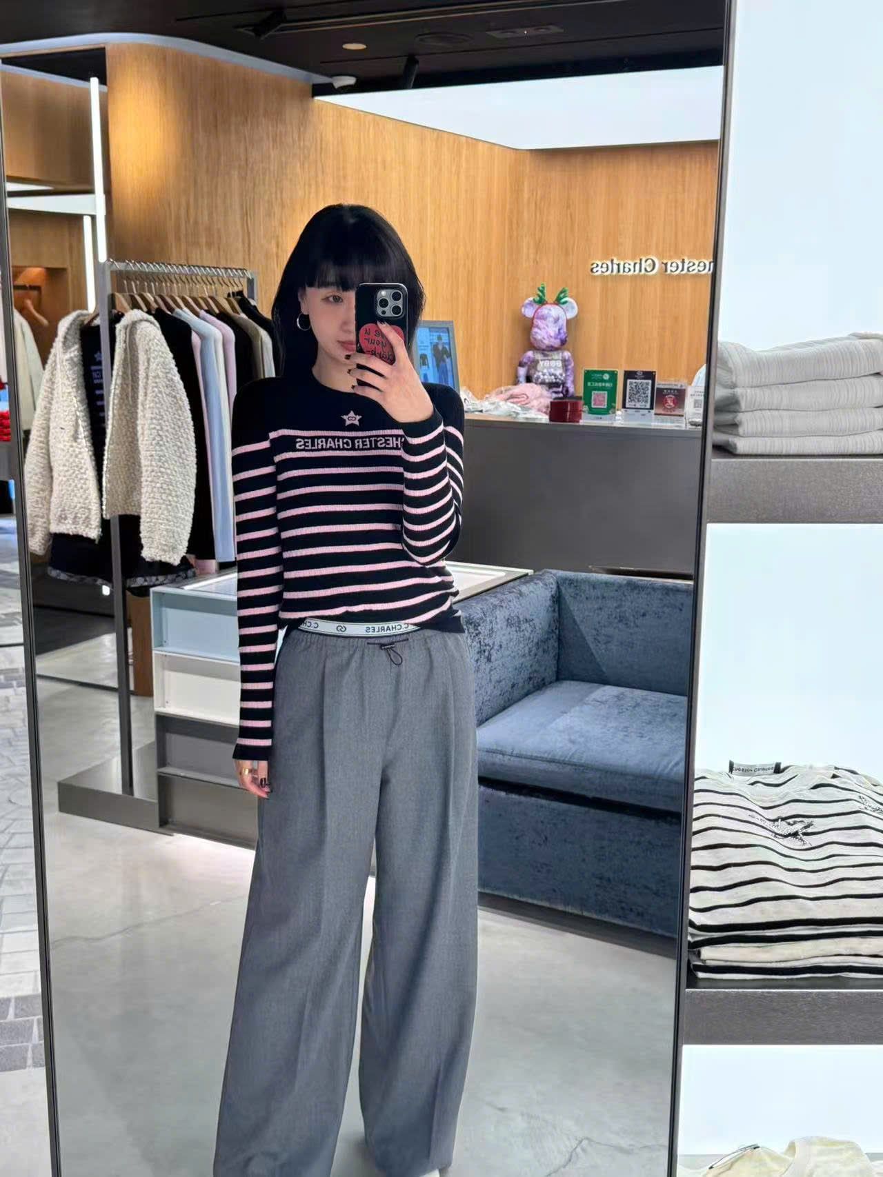  2.Áo len dài tay đen kẻ ngang hồng - ngôi sao giữa 