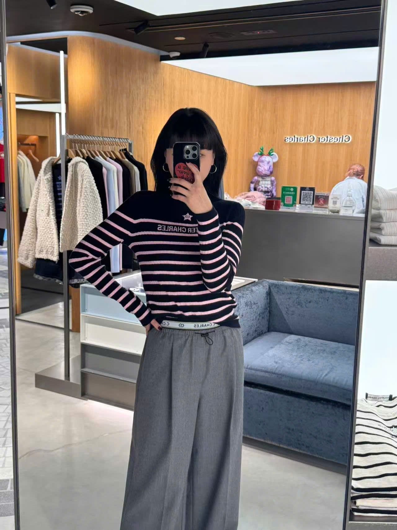  2.Áo len dài tay đen kẻ ngang hồng - ngôi sao giữa 