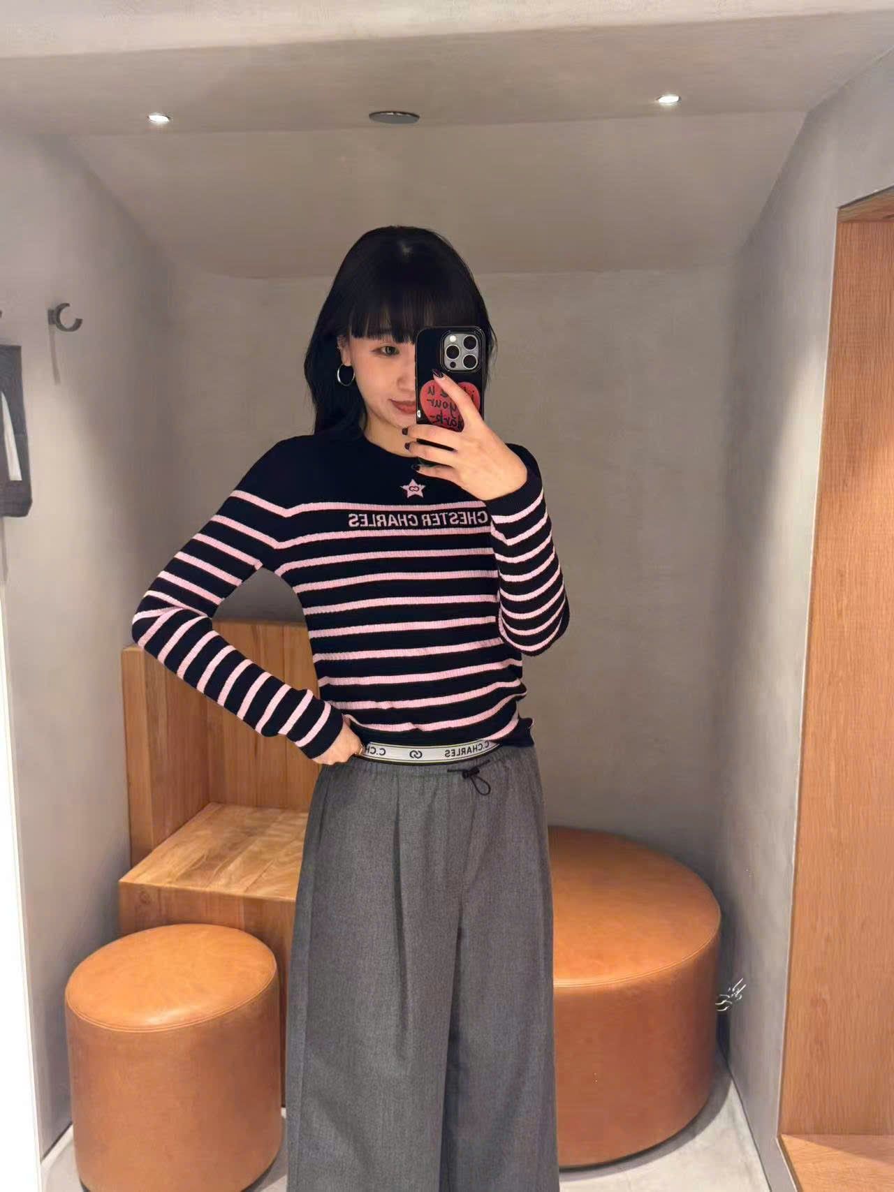  2.Áo len dài tay đen kẻ ngang hồng - ngôi sao giữa 