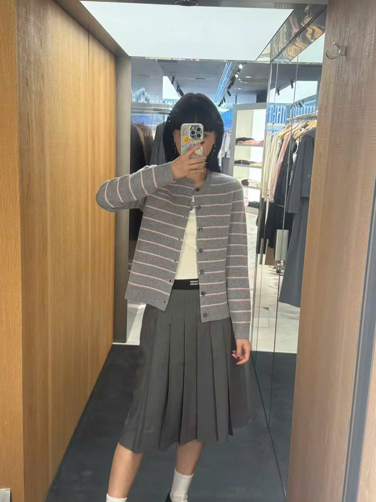  2.Chân váy dài xám - cạp chun đen 