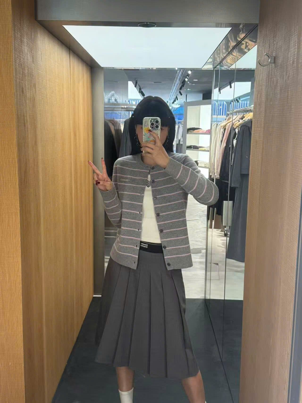  2.Chân váy dài xám - cạp chun đen 