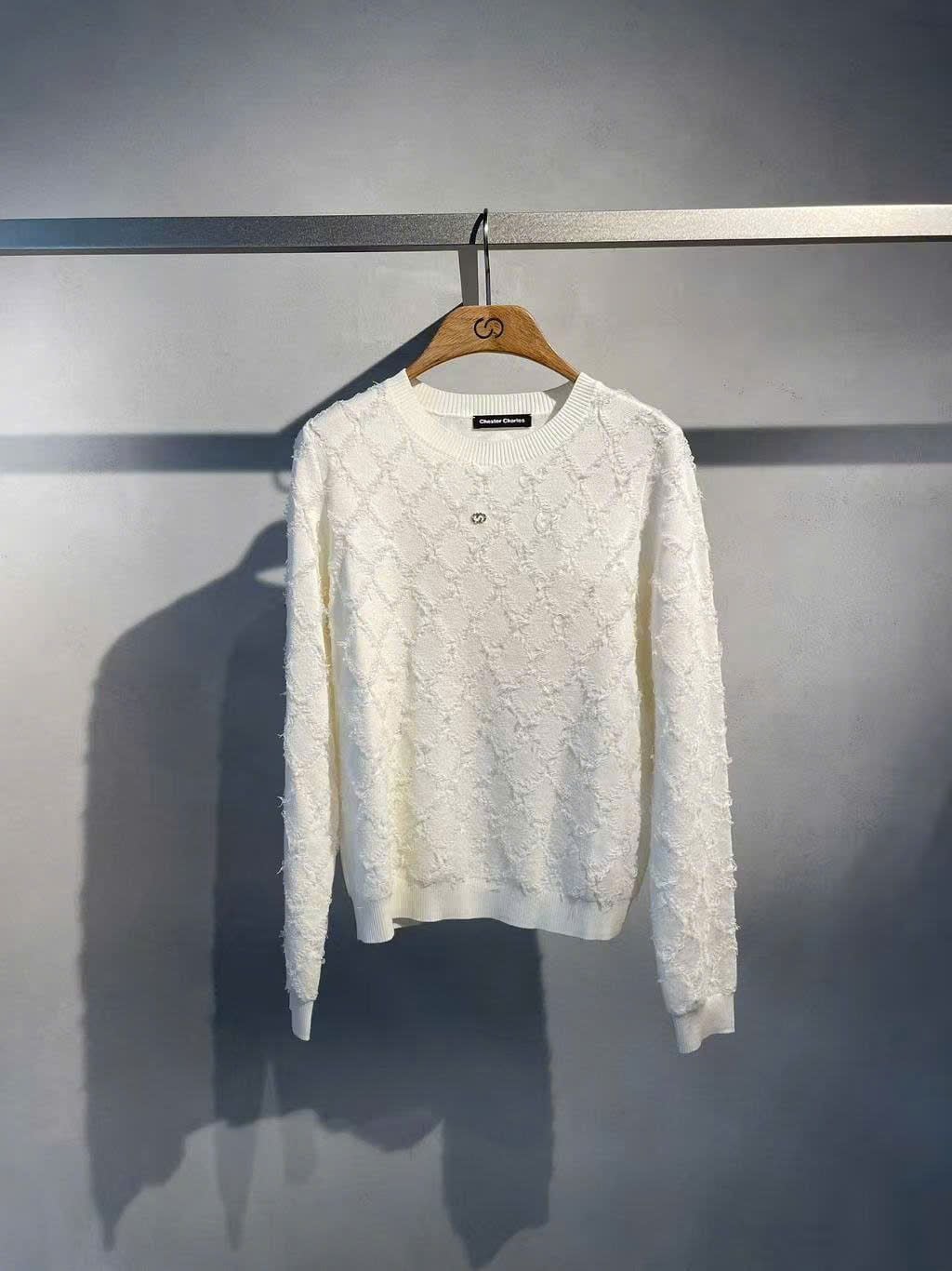  2.Áo len trắng dài tay quả trám 