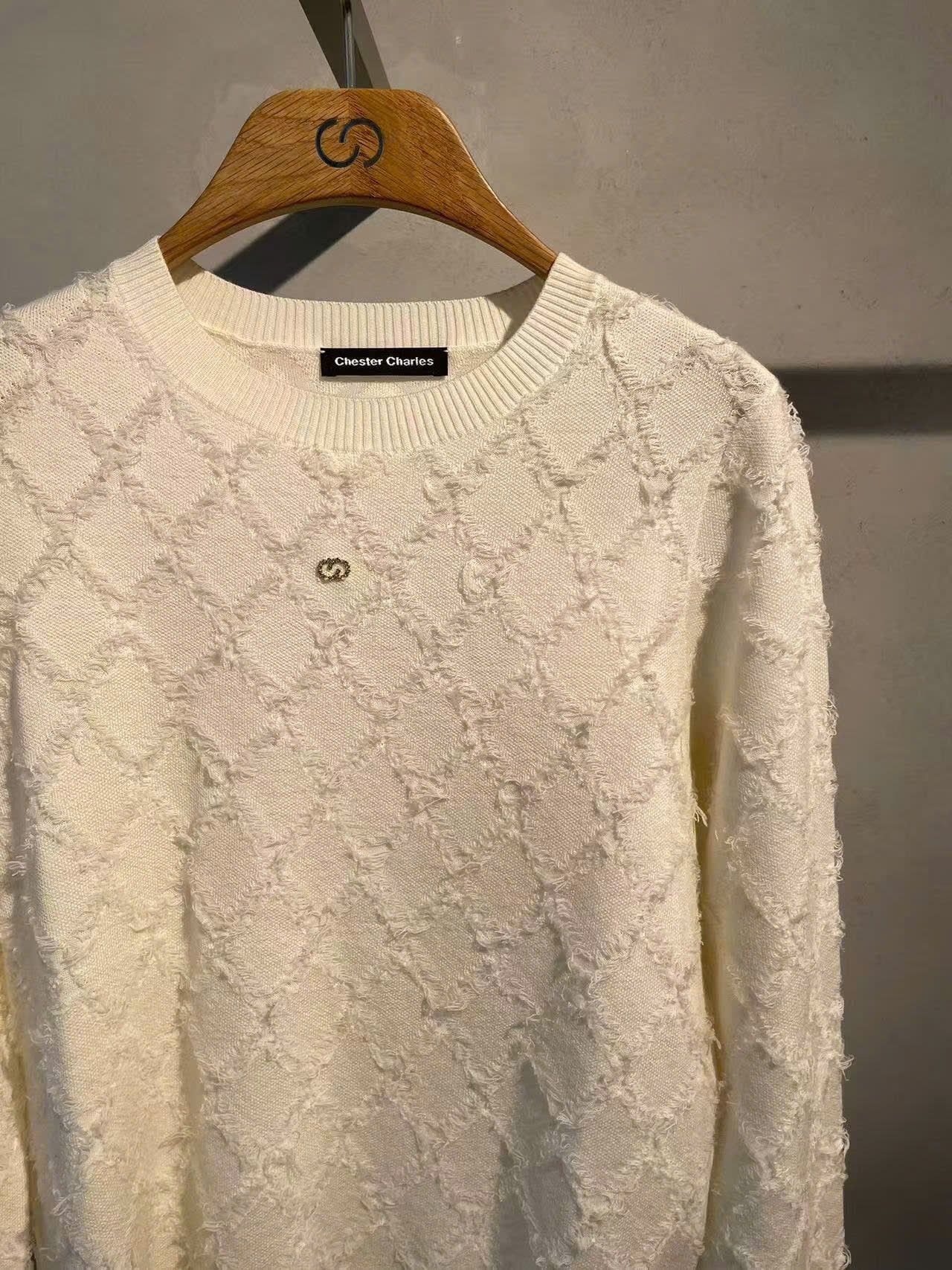  2.Áo len trắng dài tay quả trám 