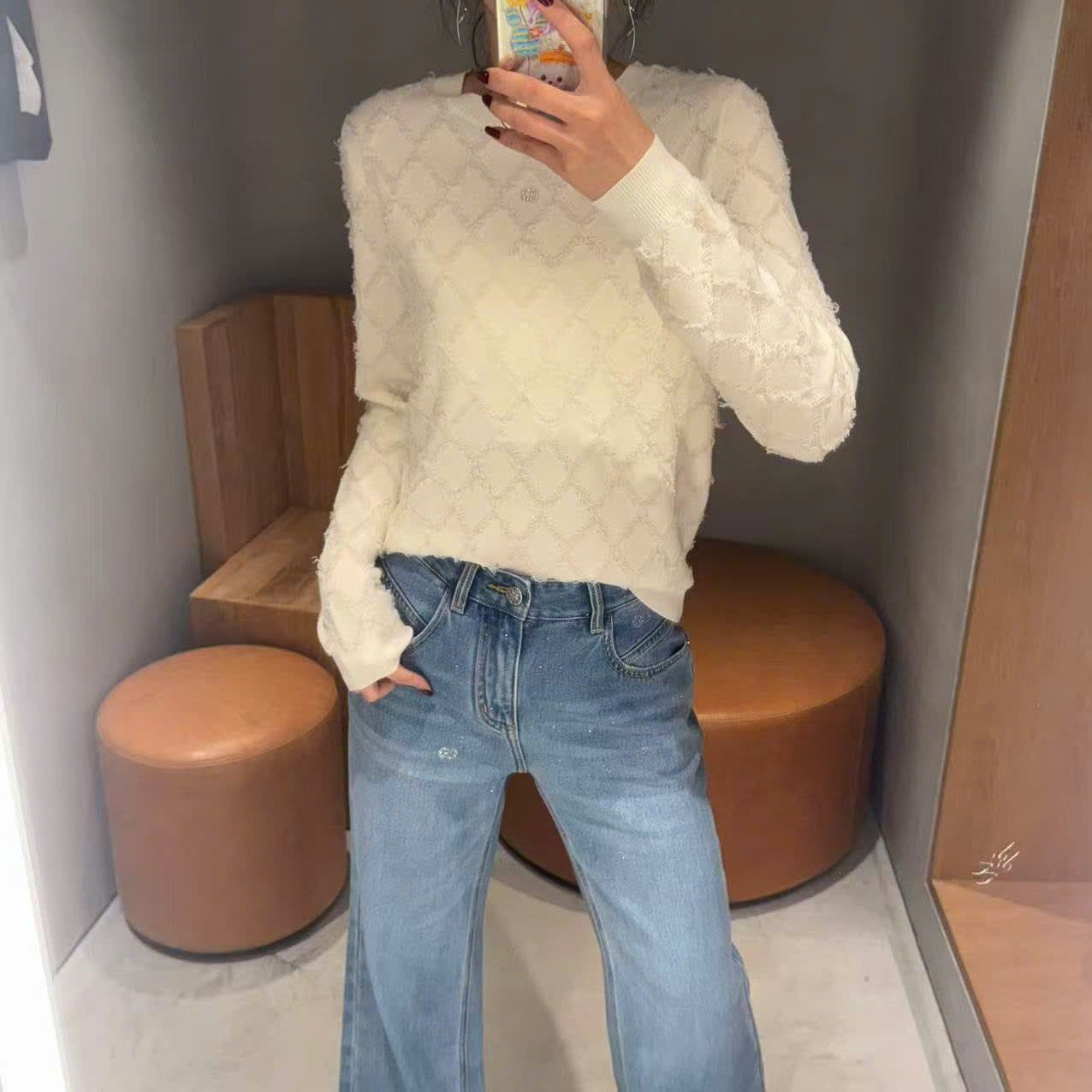  2.Áo len trắng dài tay quả trám 