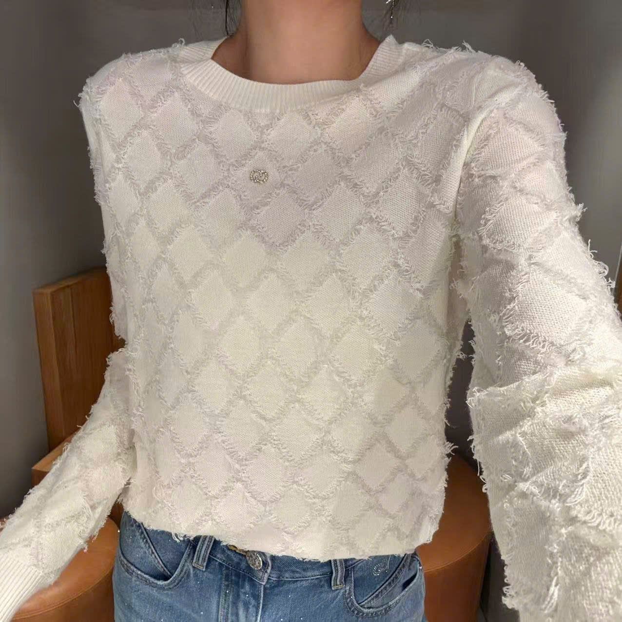  2.Áo len trắng dài tay quả trám 