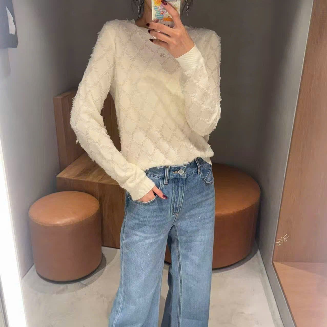  2.Áo len trắng dài tay quả trám 