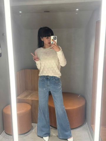  2.Áo len trắng dài tay quả trám 