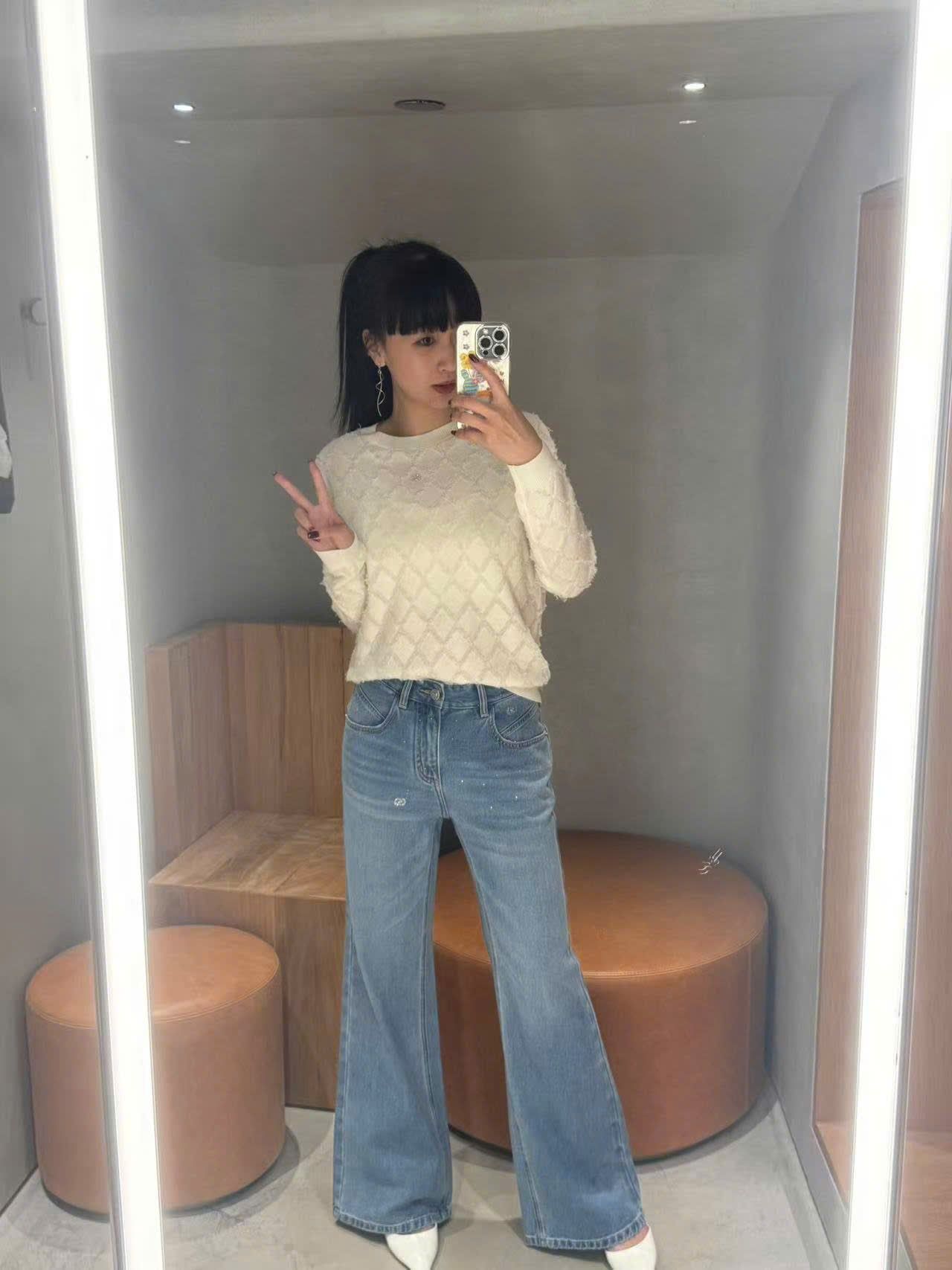  2.Áo len trắng dài tay quả trám 