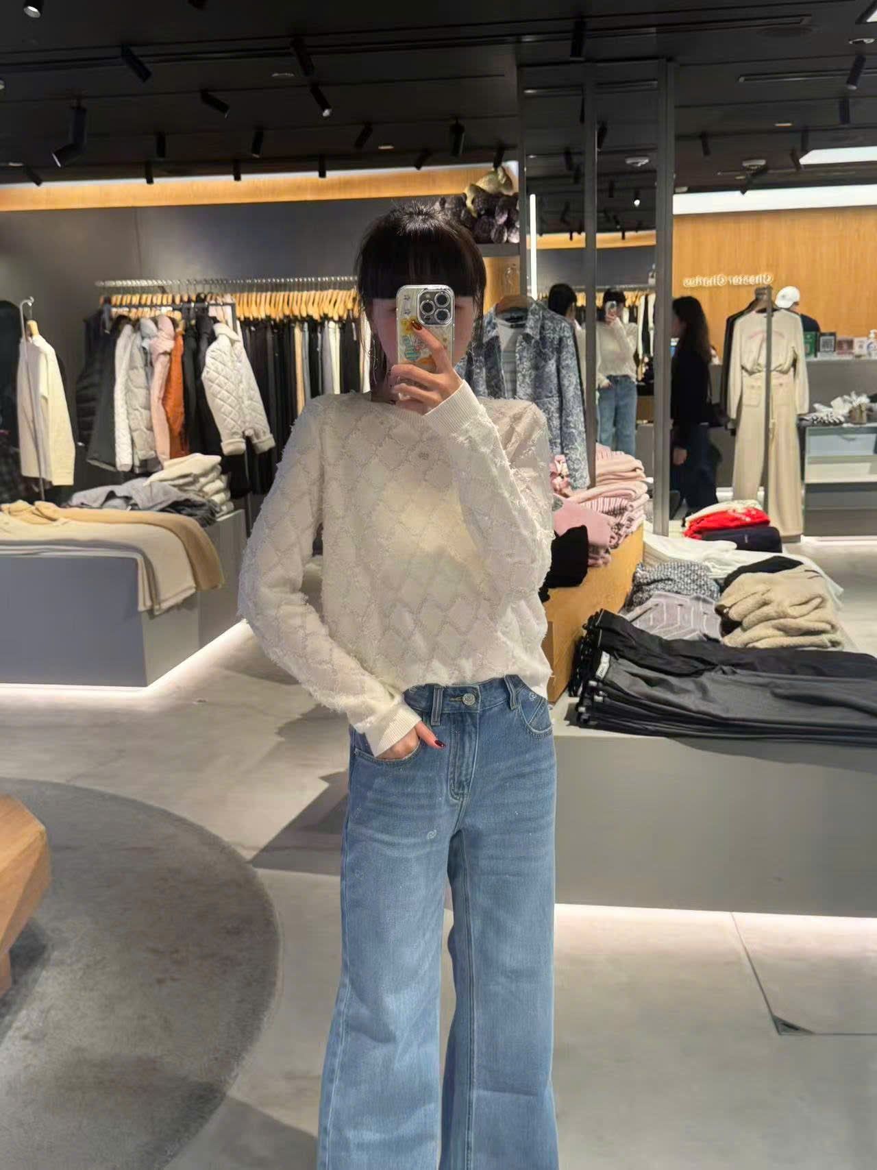  2.Áo len trắng dài tay quả trám 