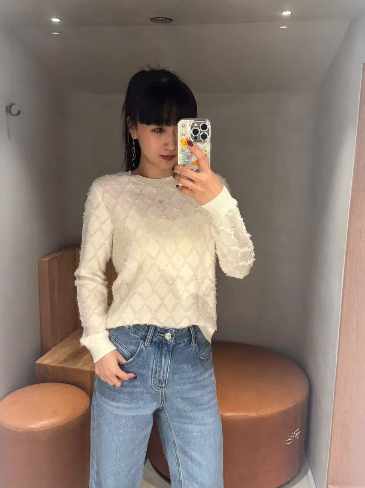  2.Áo len trắng dài tay quả trám 