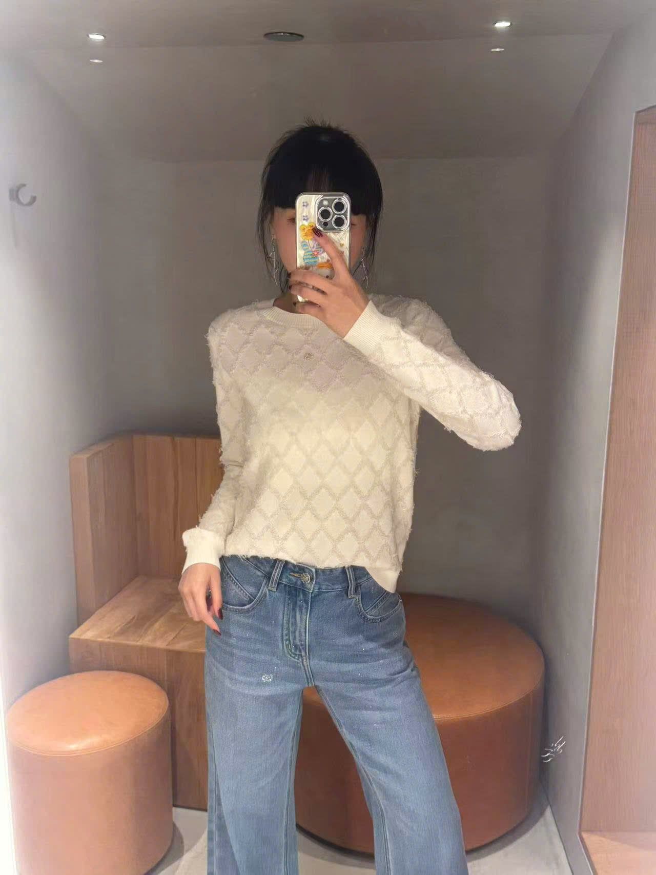  2.Áo len trắng dài tay quả trám 