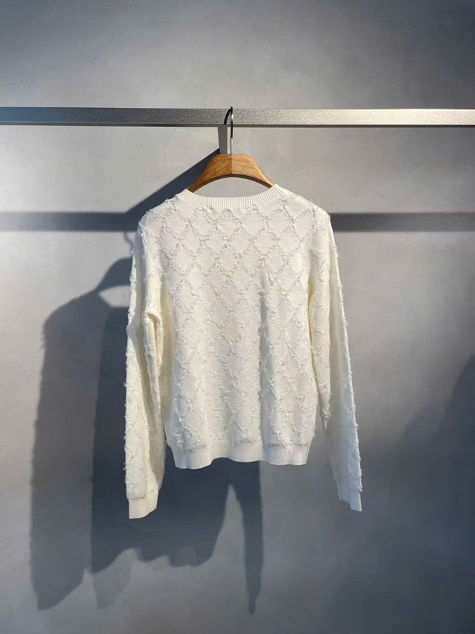  2.Áo len trắng dài tay quả trám 