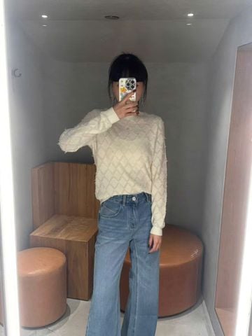  2.Áo len trắng dài tay quả trám 