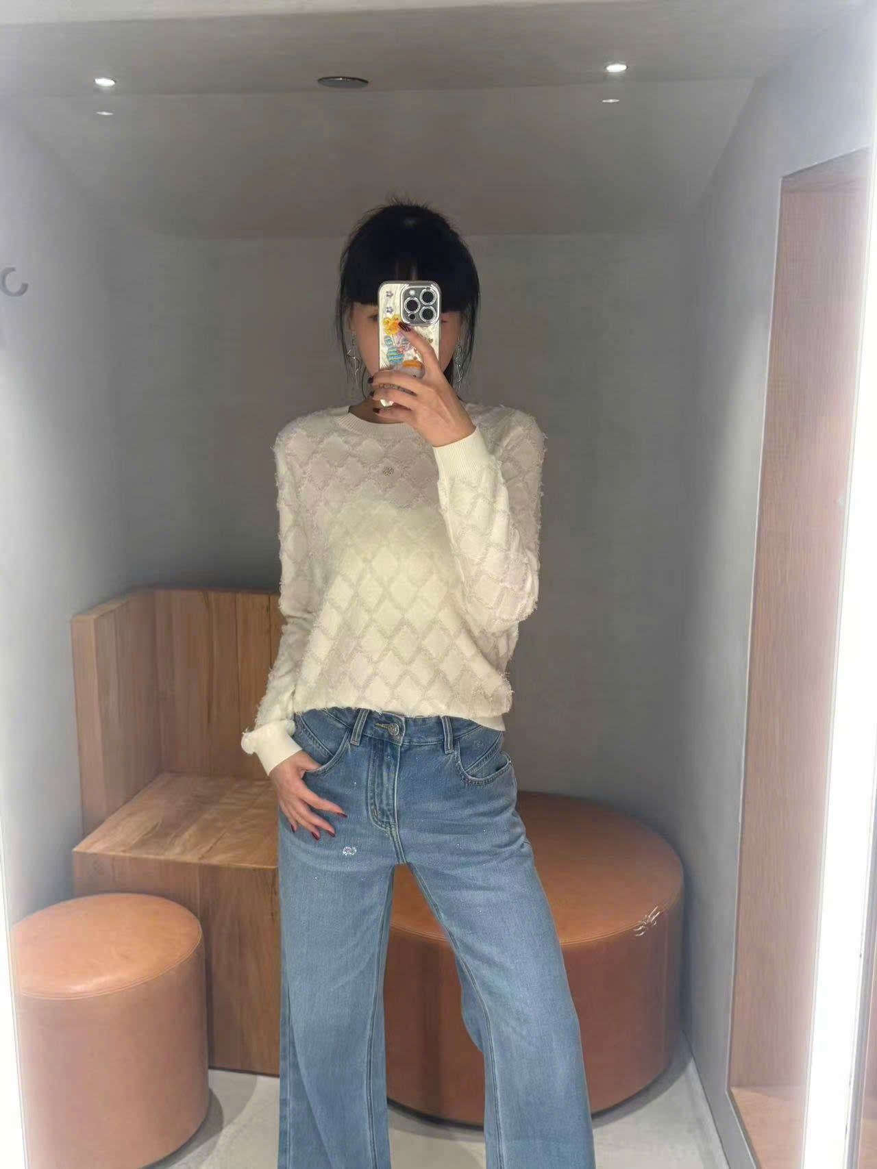  2.Áo len trắng dài tay quả trám 