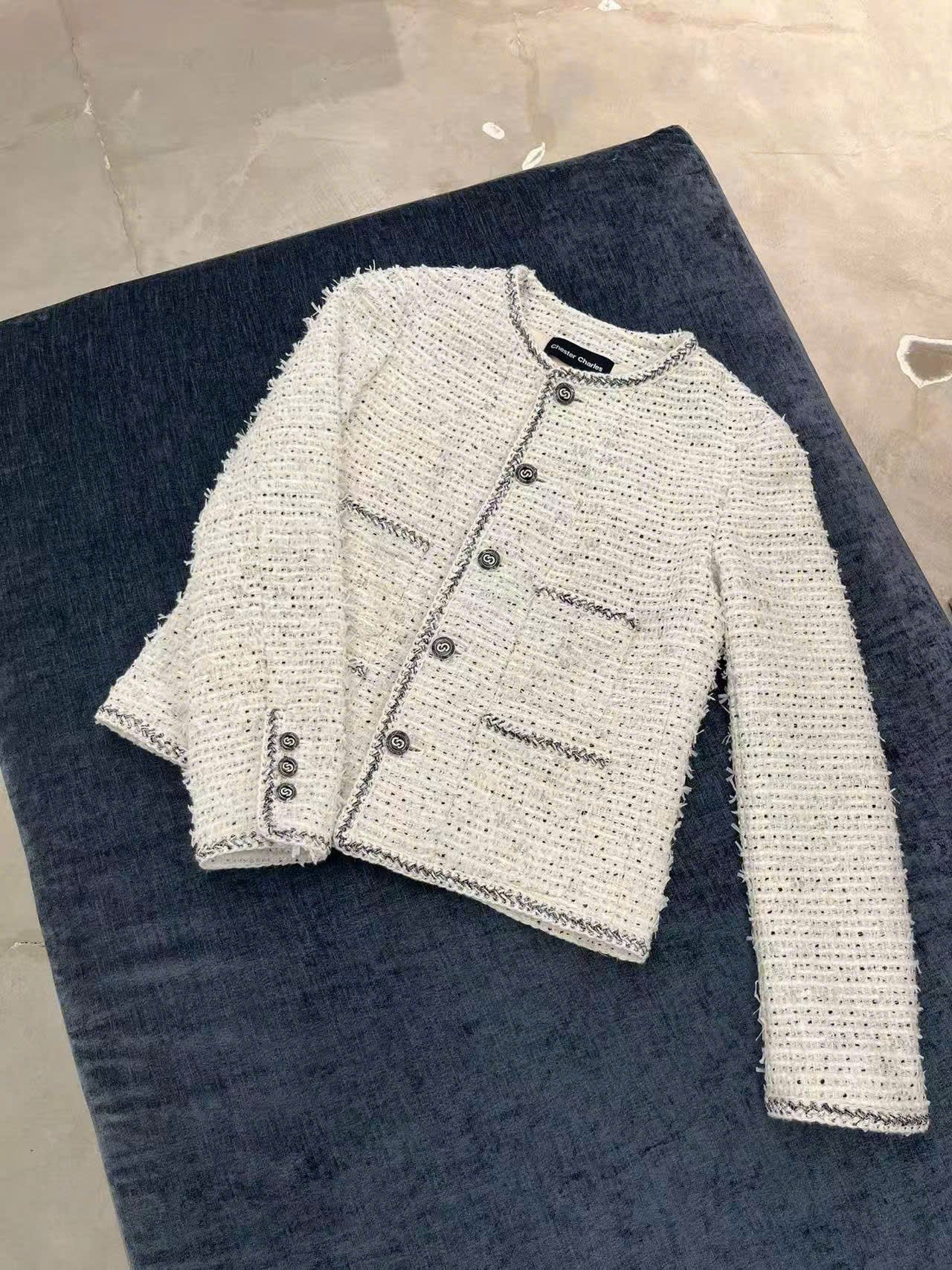  Áo tweed trắng chấm đen -cúc đen 