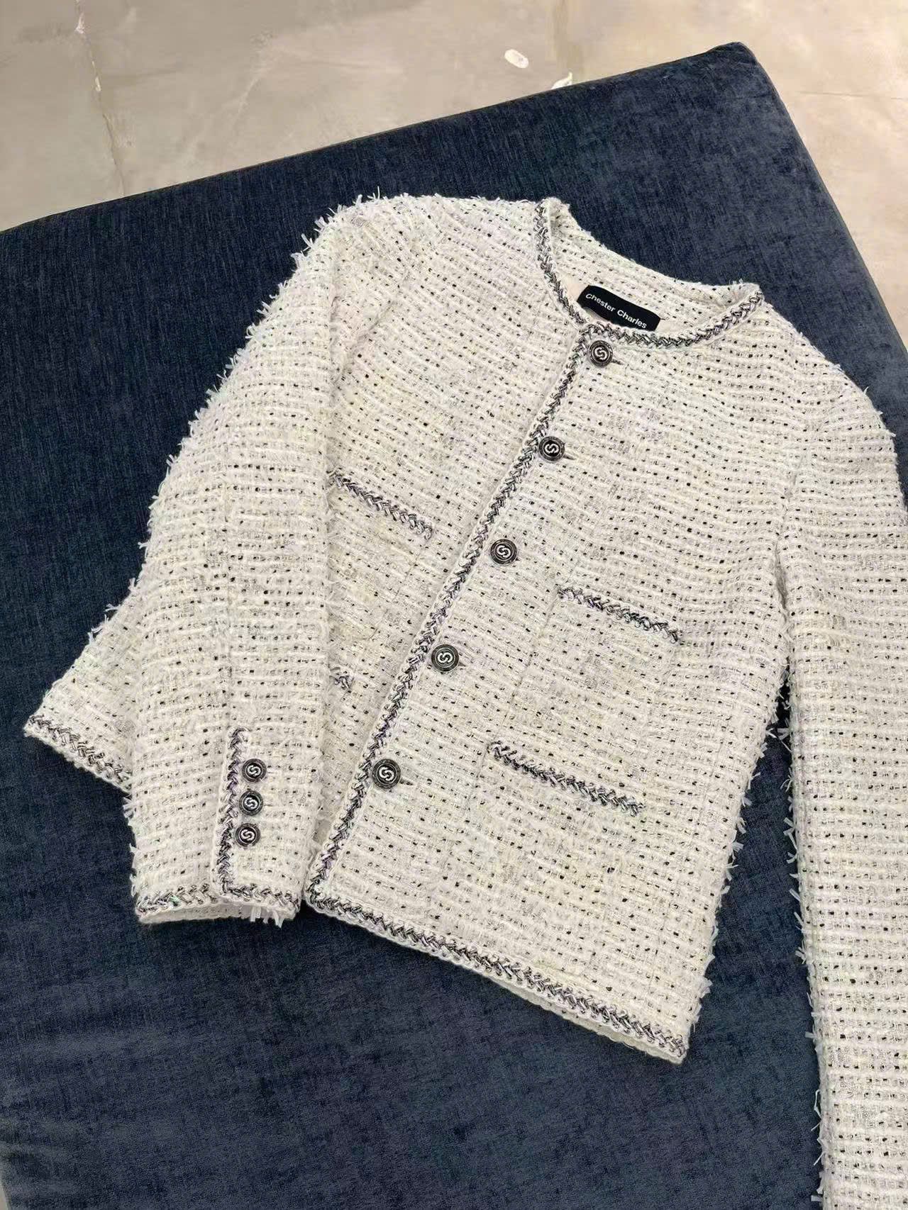  Áo tweed trắng chấm đen -cúc đen 