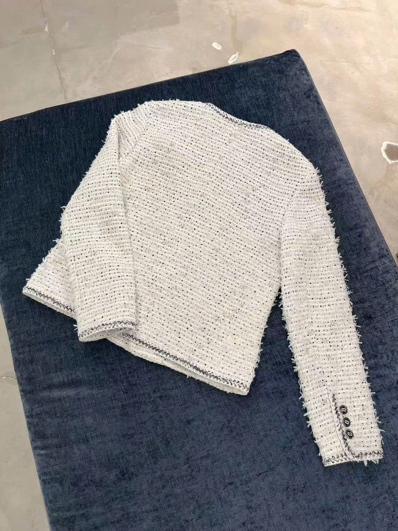  Áo tweed trắng chấm đen -cúc đen 