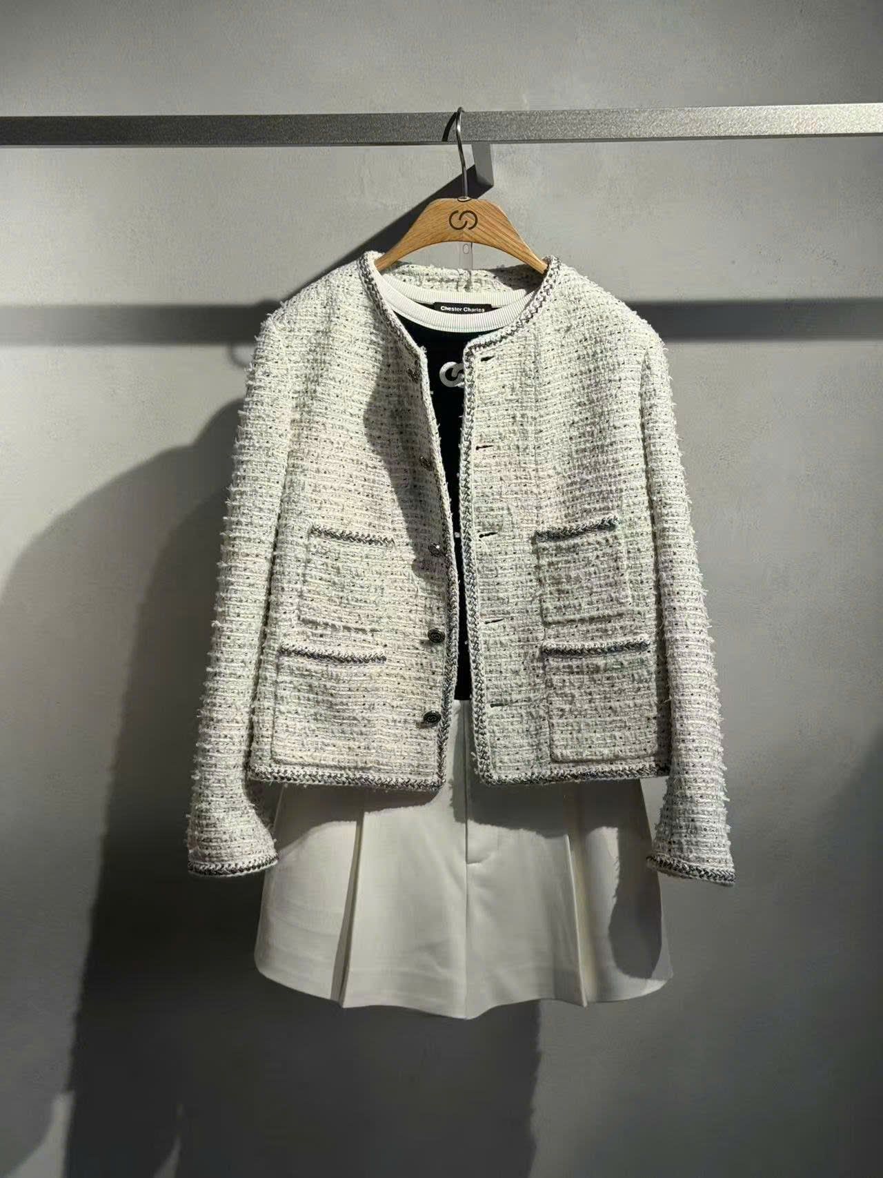  Áo tweed trắng chấm đen -cúc đen 