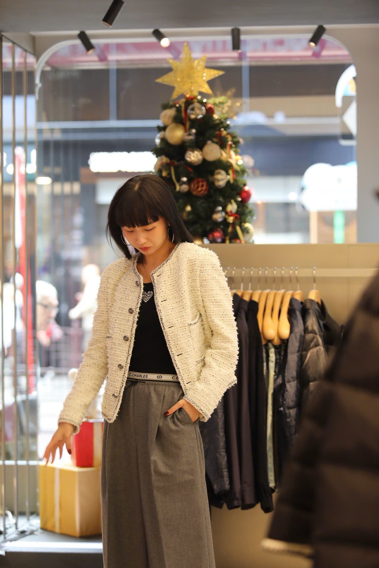  Áo tweed trắng chấm đen -cúc đen 