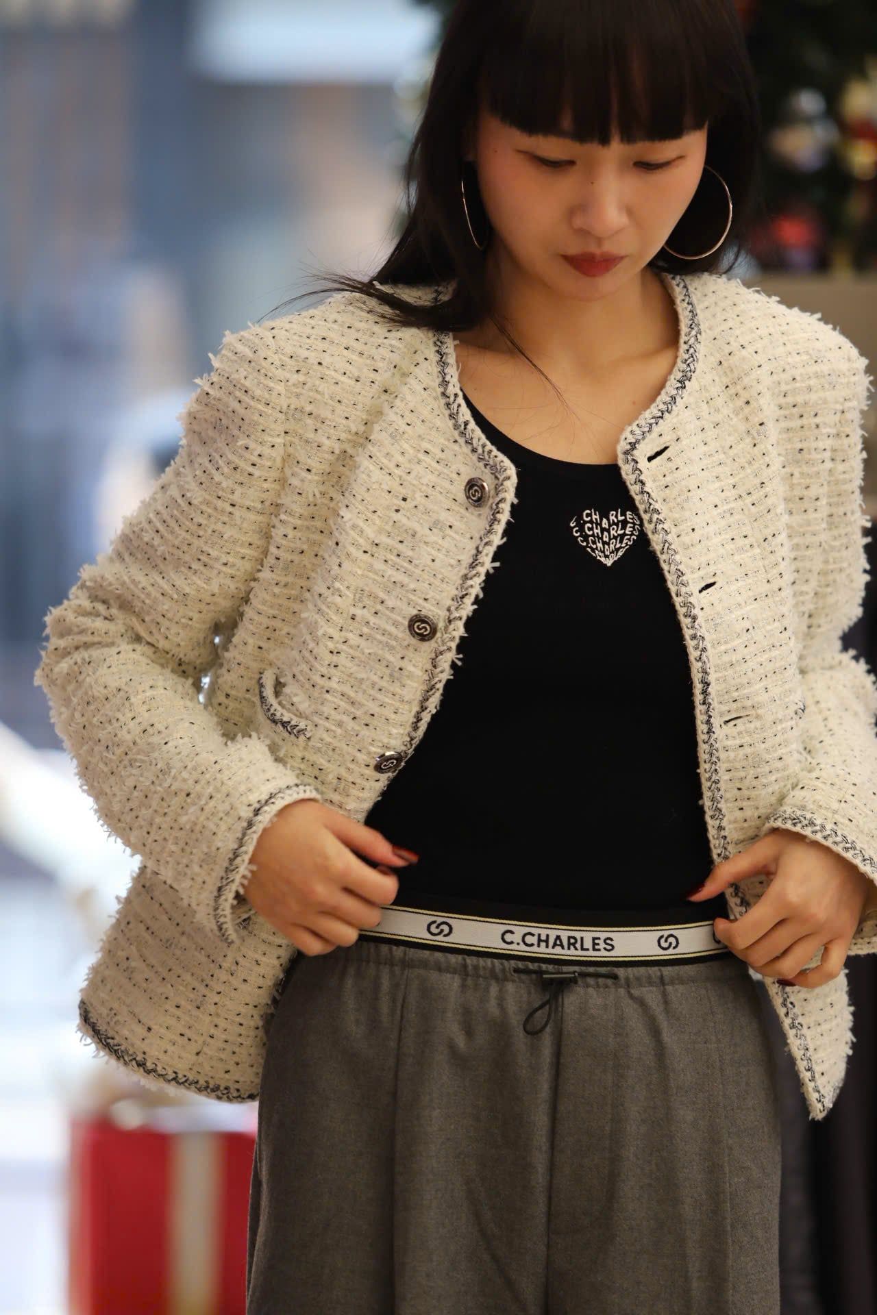  Áo tweed trắng chấm đen -cúc đen 