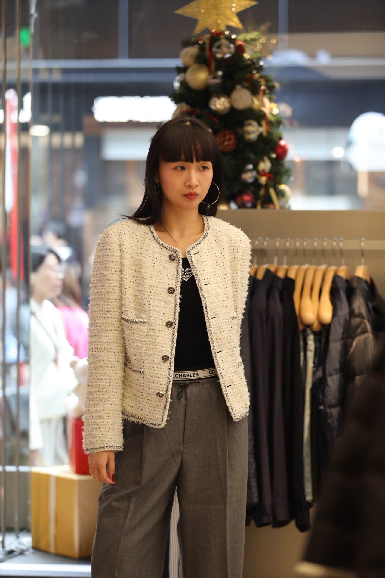  Áo tweed trắng chấm đen -cúc đen 