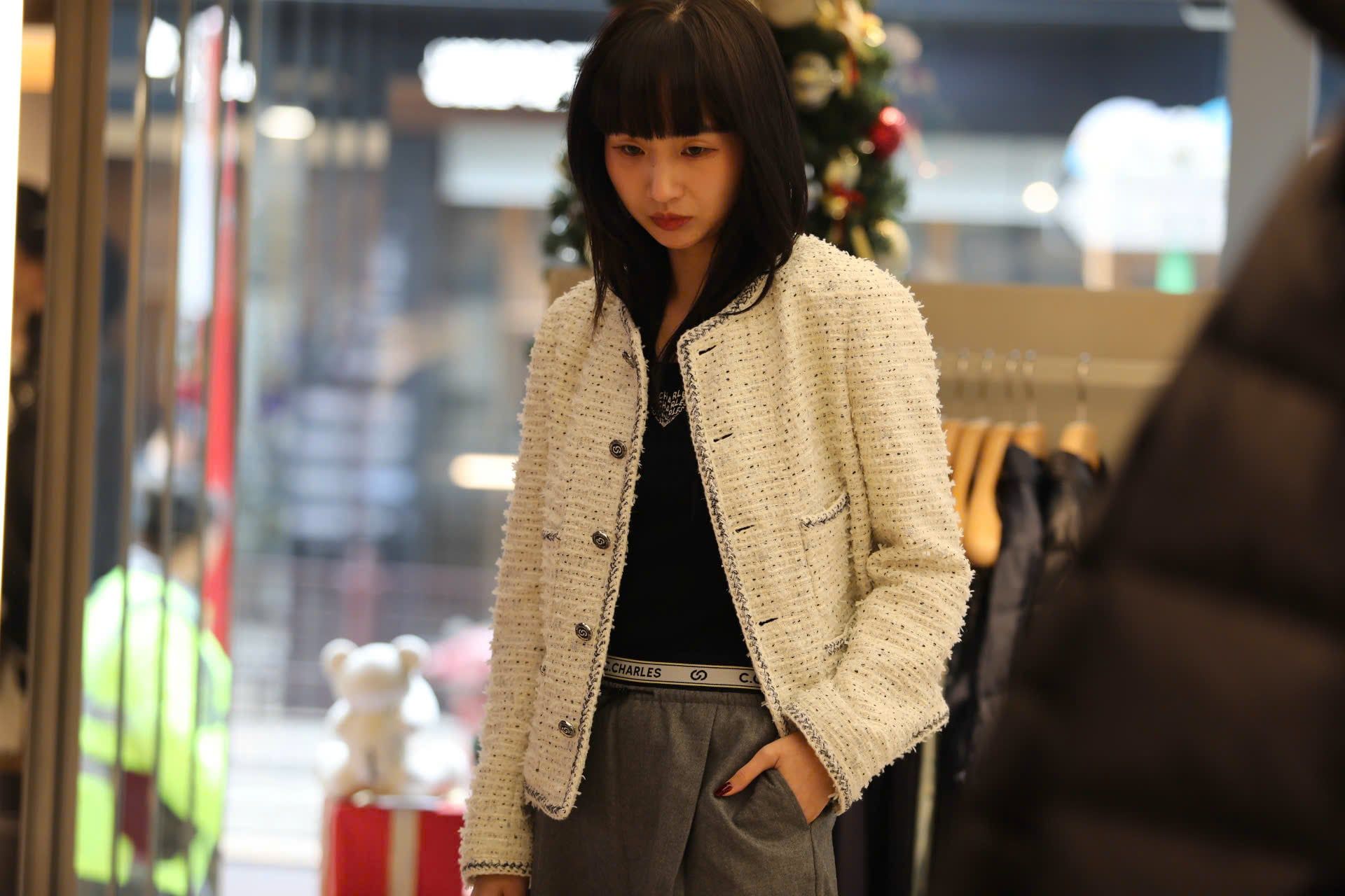  Áo tweed trắng chấm đen -cúc đen 