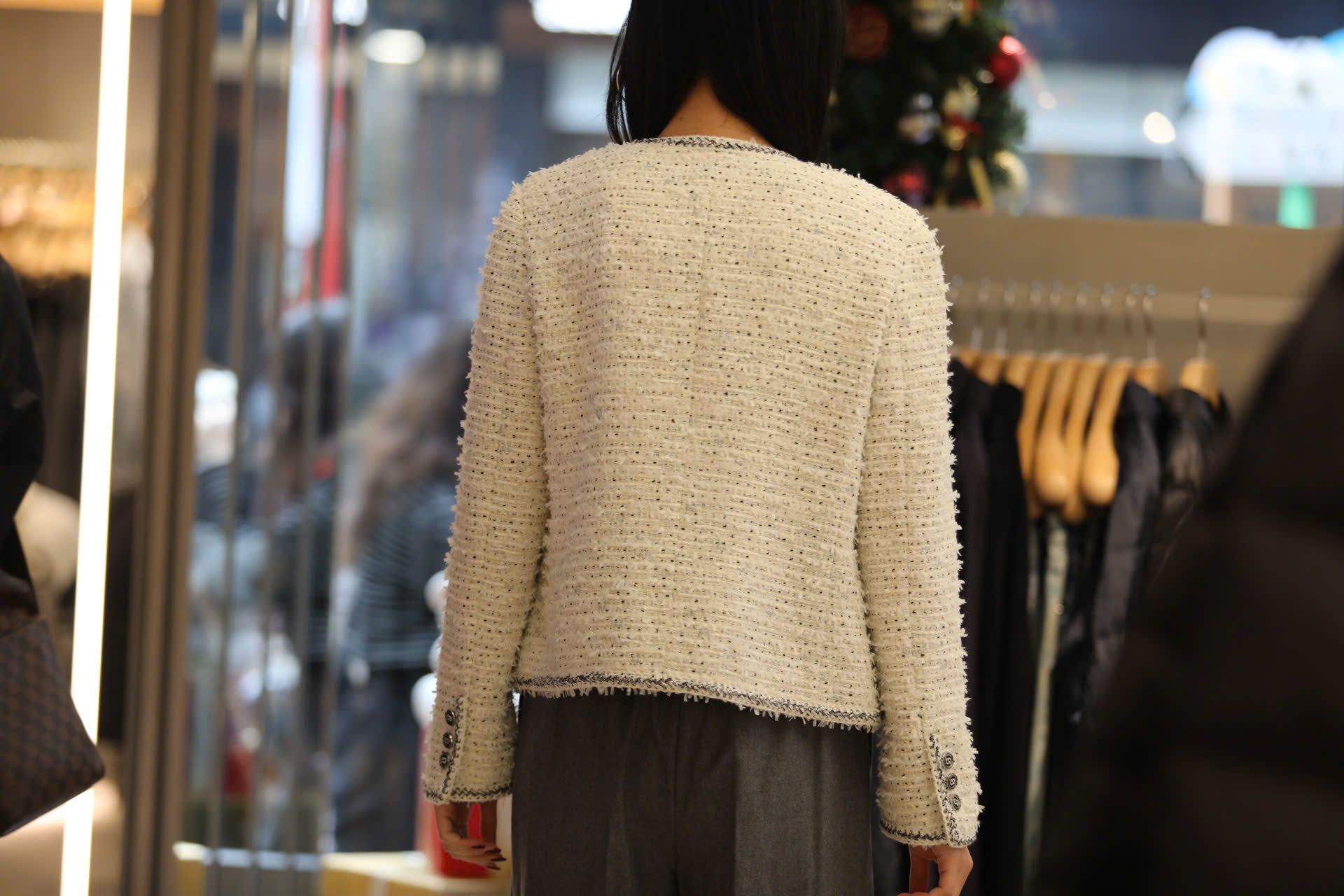  Áo tweed trắng chấm đen -cúc đen 