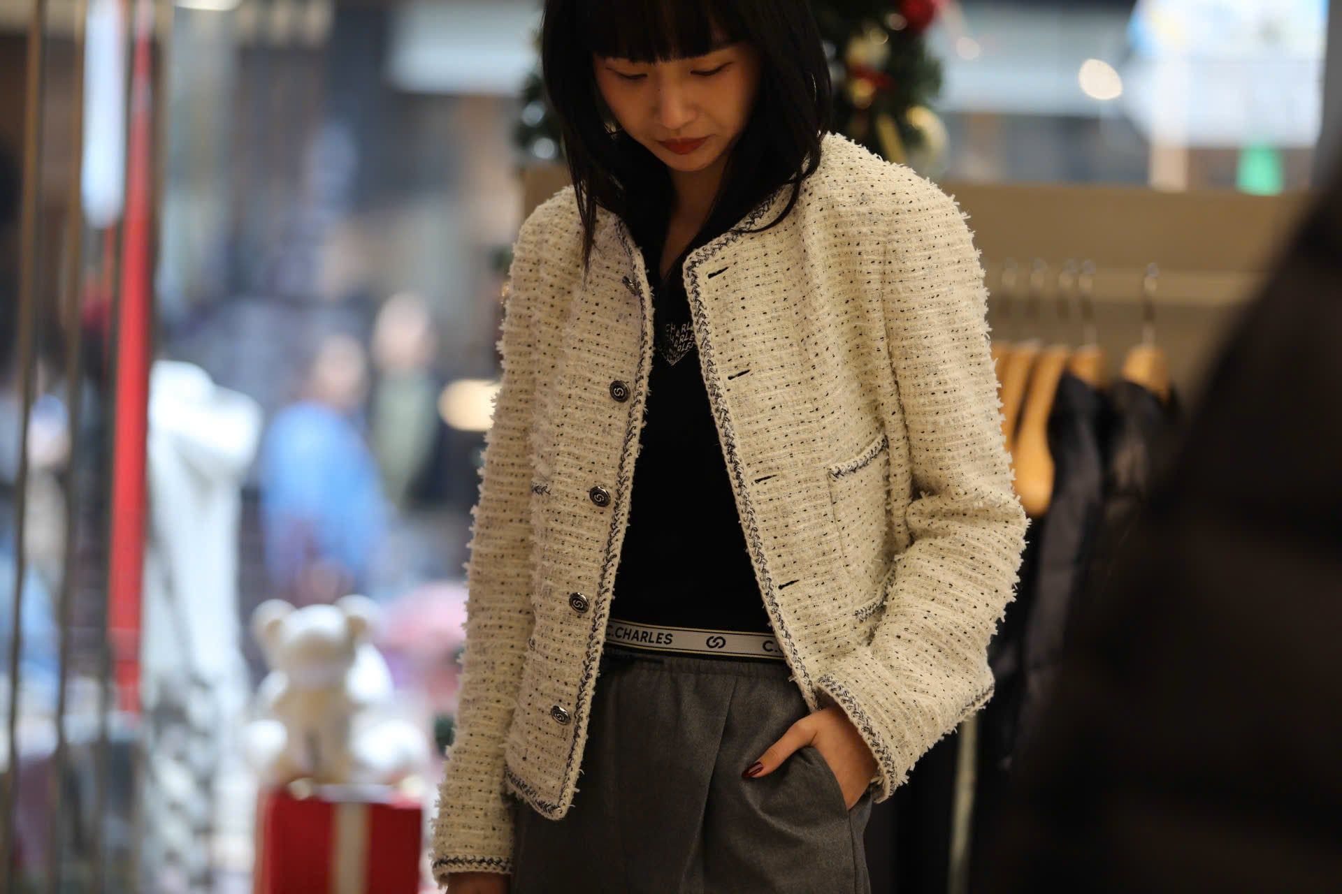  Áo tweed trắng chấm đen -cúc đen 