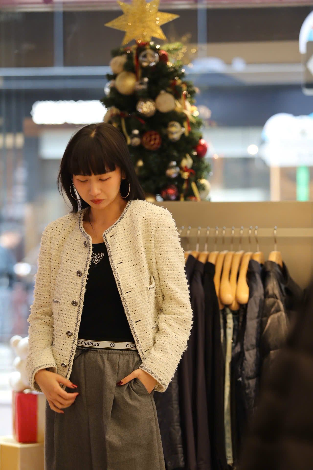  Áo tweed trắng chấm đen -cúc đen 