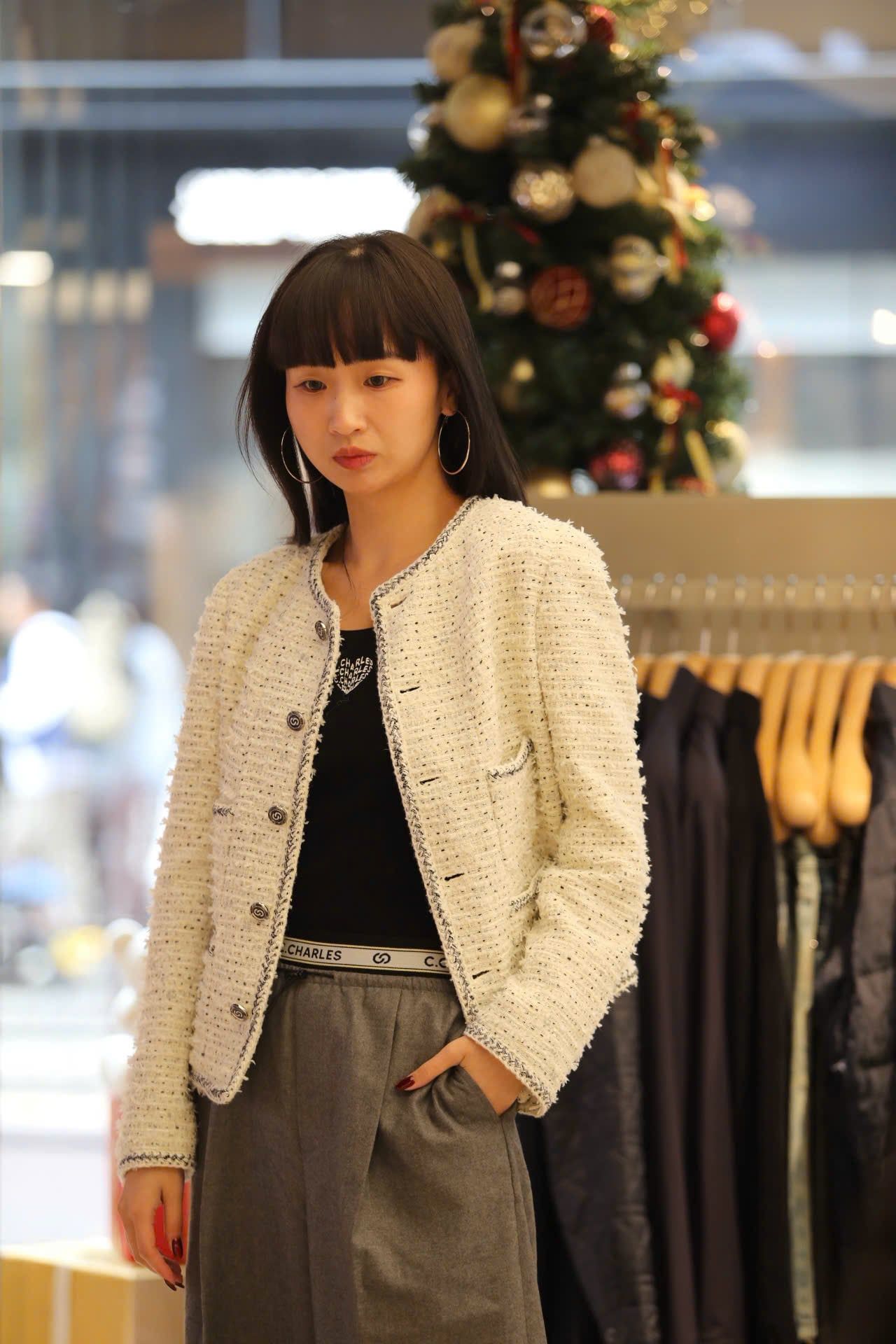  Áo tweed trắng chấm đen -cúc đen 