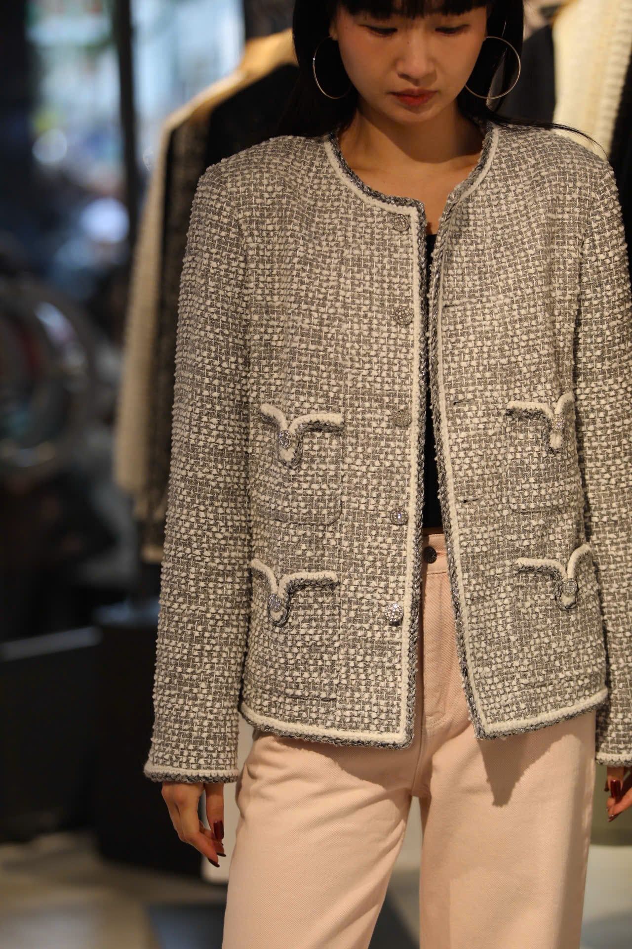  Áo tweed xám trắng 4 túi V 