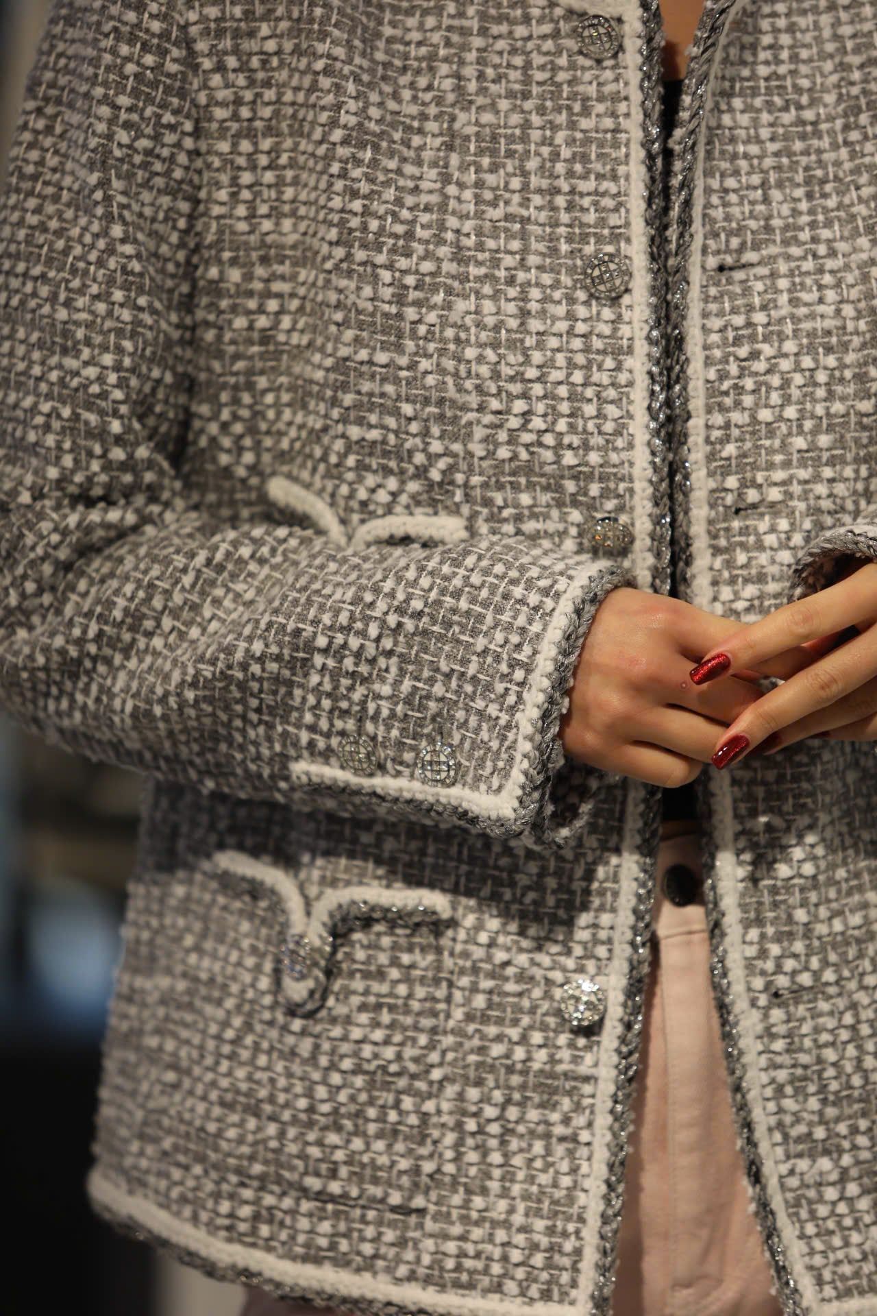  Áo tweed xám trắng 4 túi V 