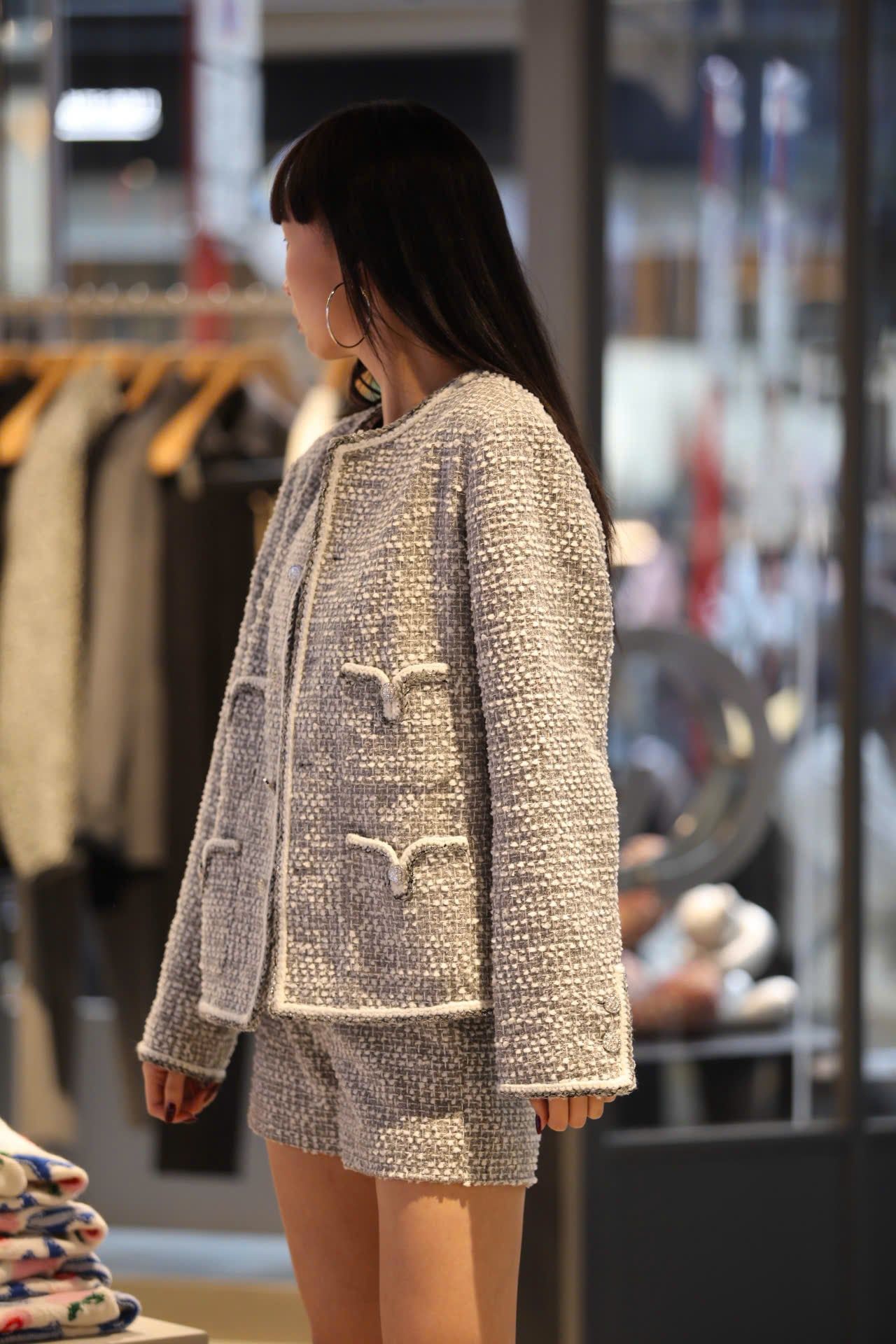  Áo tweed xám trắng 4 túi V 