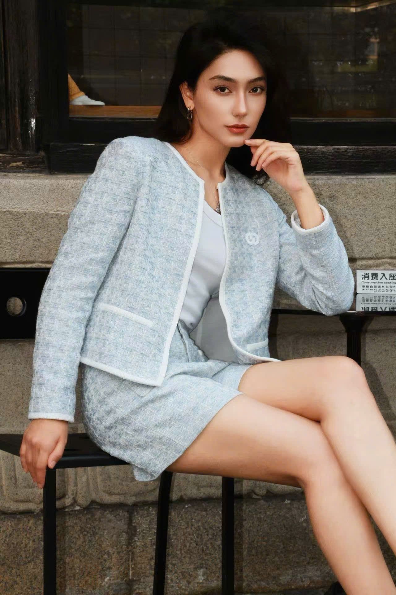  Áo tweed xám xanh viền trắng , logo 1 bên 