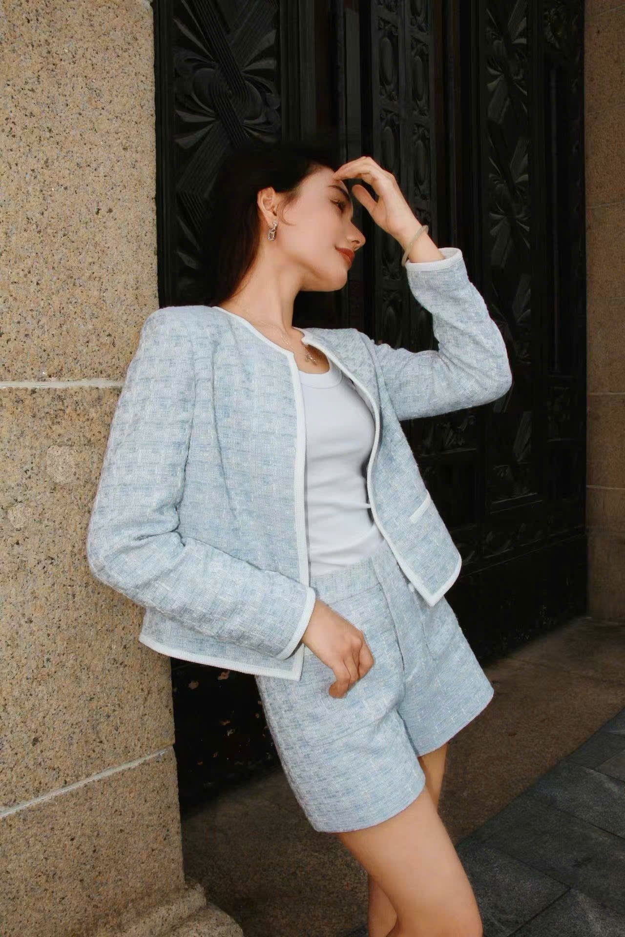  Áo tweed xám xanh viền trắng , logo 1 bên 