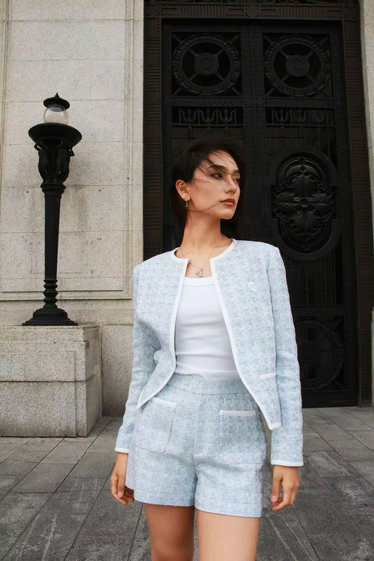  Áo tweed xám xanh viền trắng , logo 1 bên 