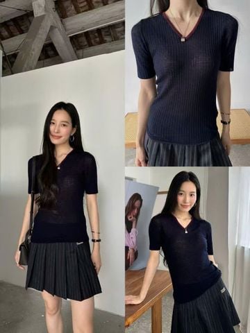  2.Áo len xanh, cổ tim viền đỏ 