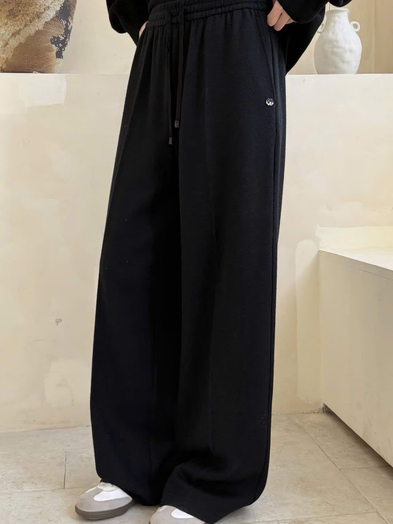  Quần len đen, Logo túi hậu 