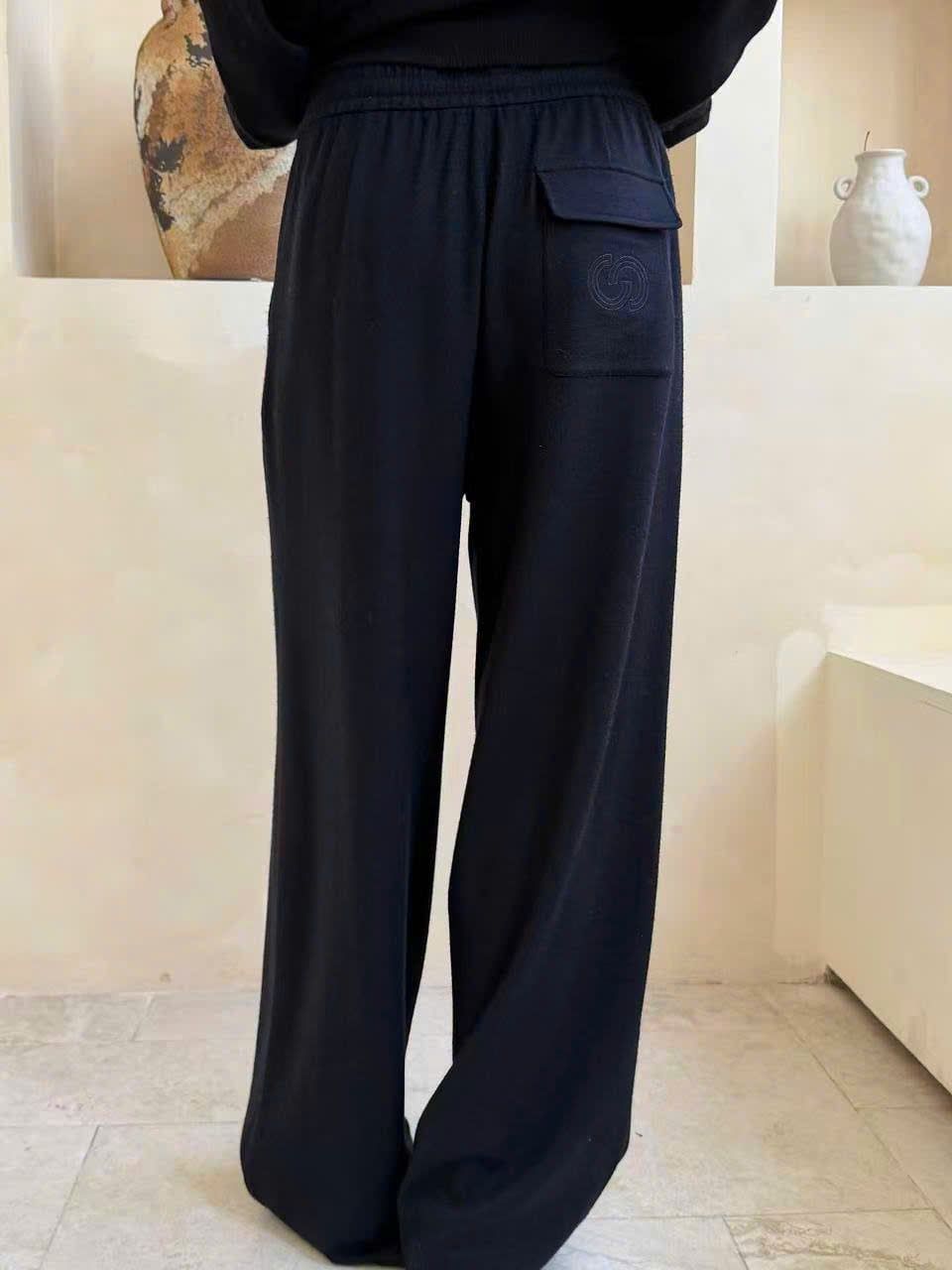  Quần len đen, Logo túi hậu 