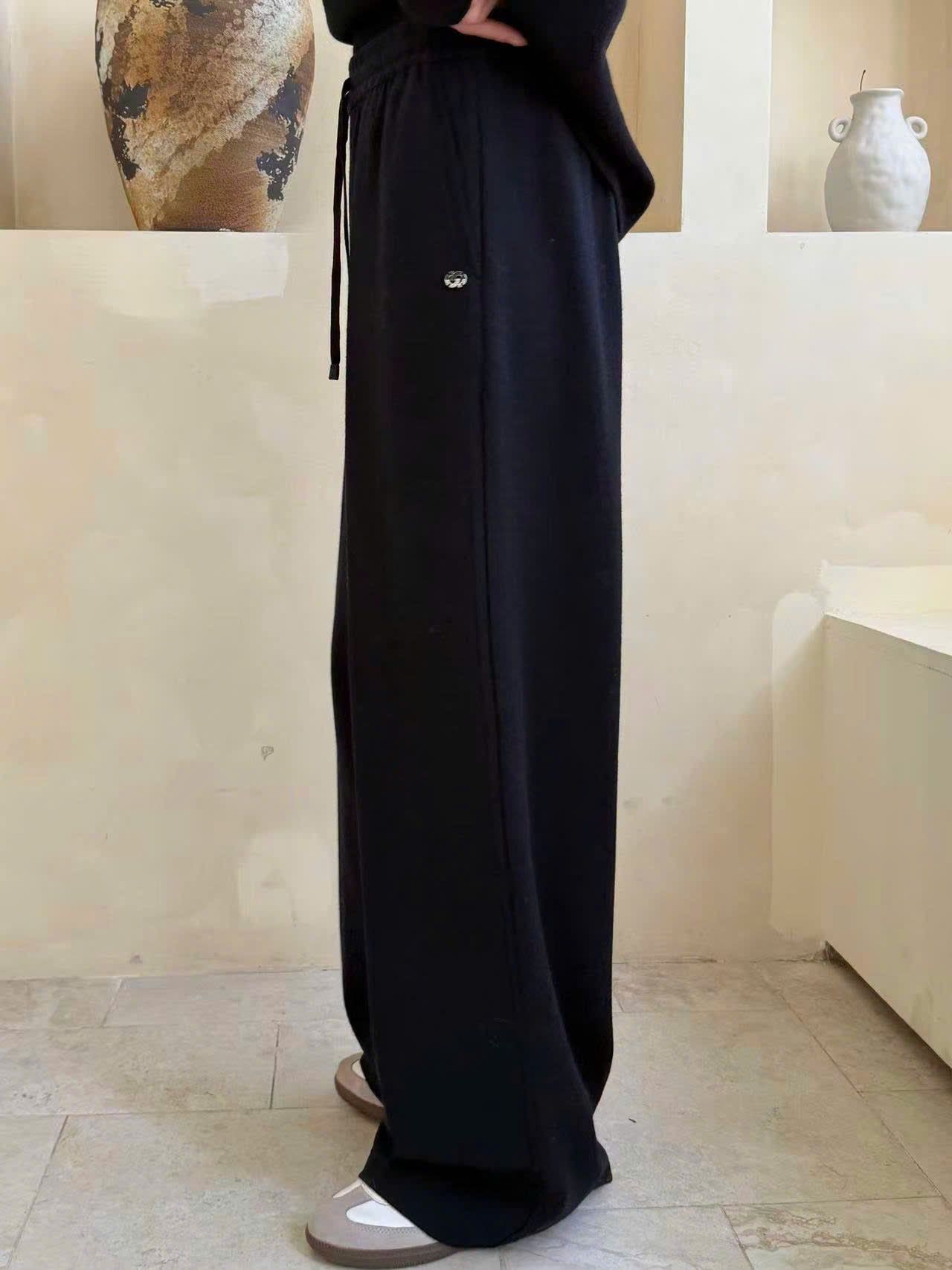  Quần len đen, Logo túi hậu 