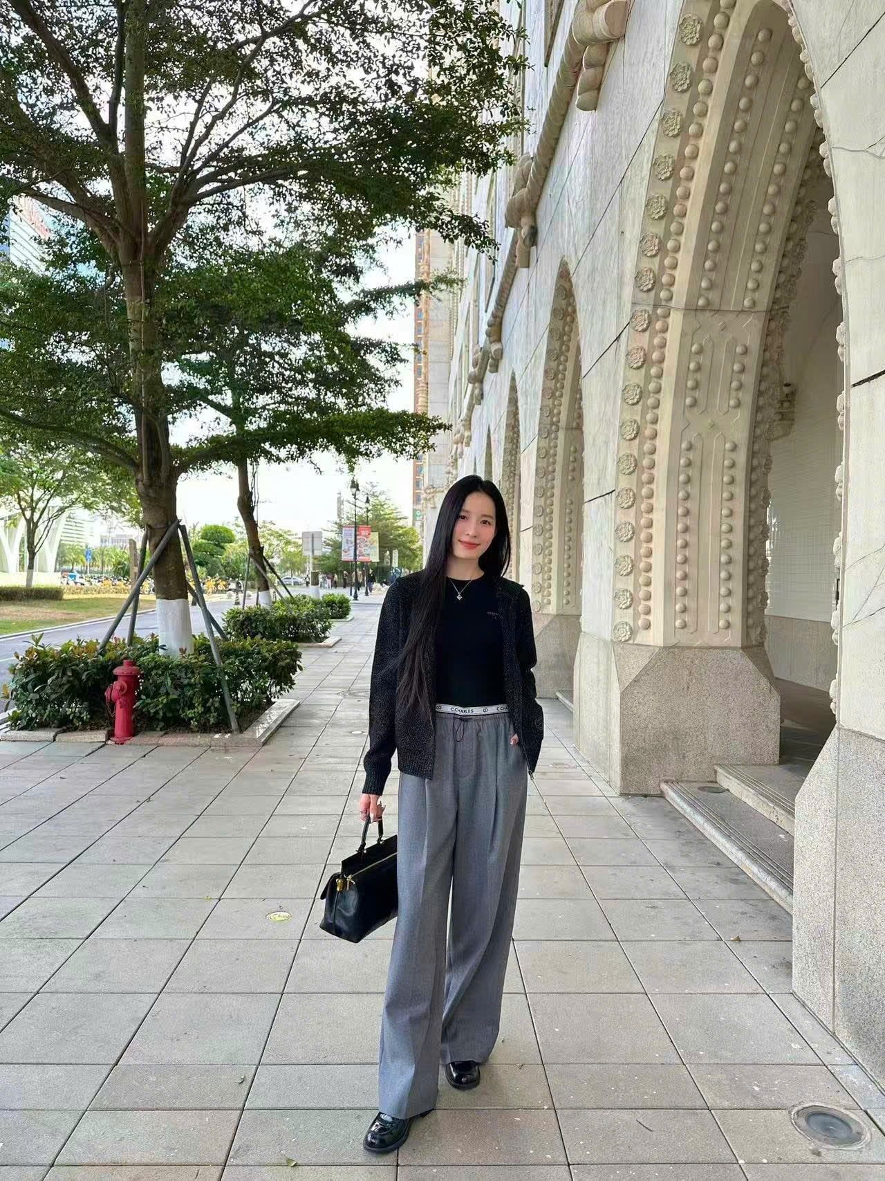  Áo khoác kéo khóa đen ánh kim,túi logo 