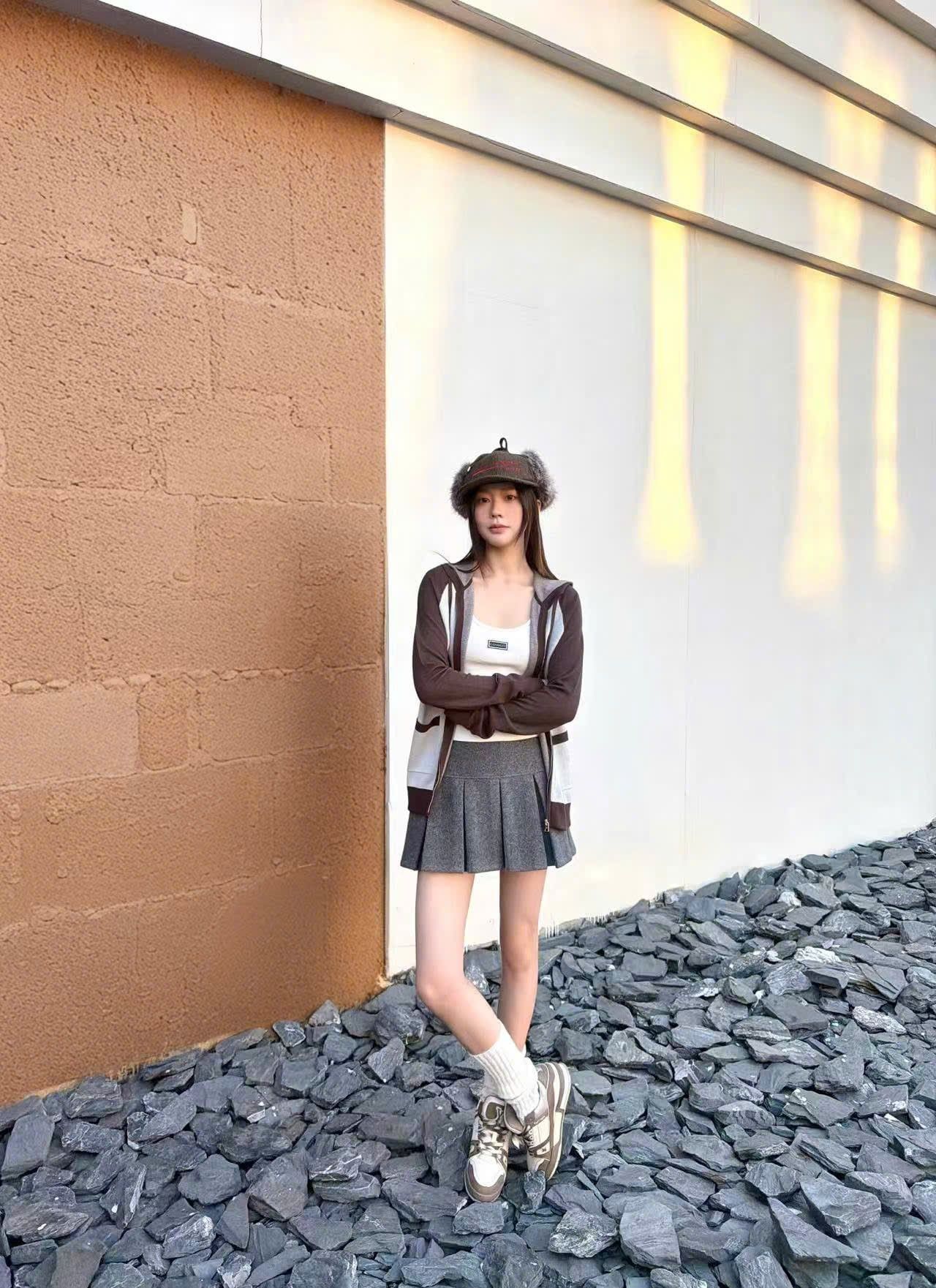  Áo khoác có mũ viền nâu 