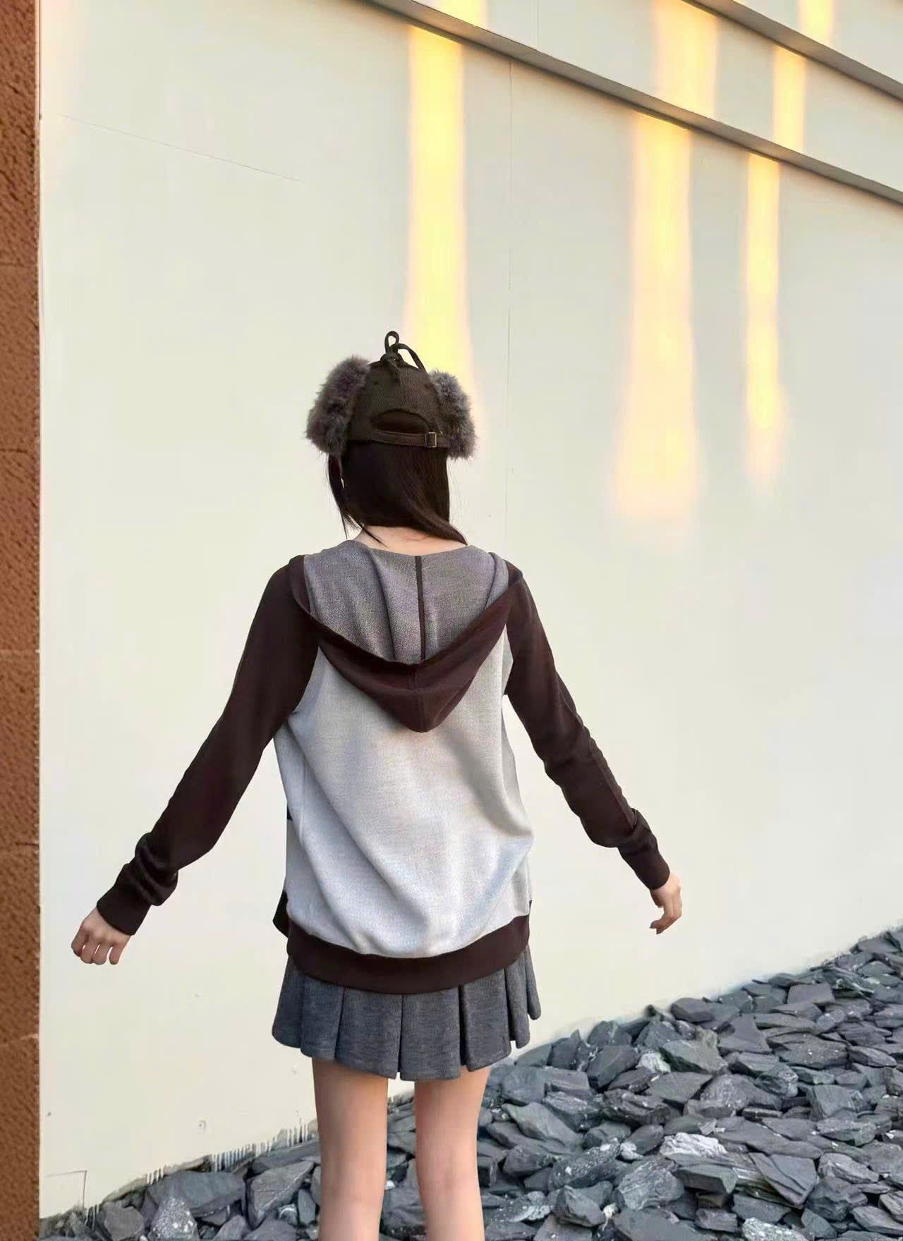  Áo khoác có mũ viền nâu 