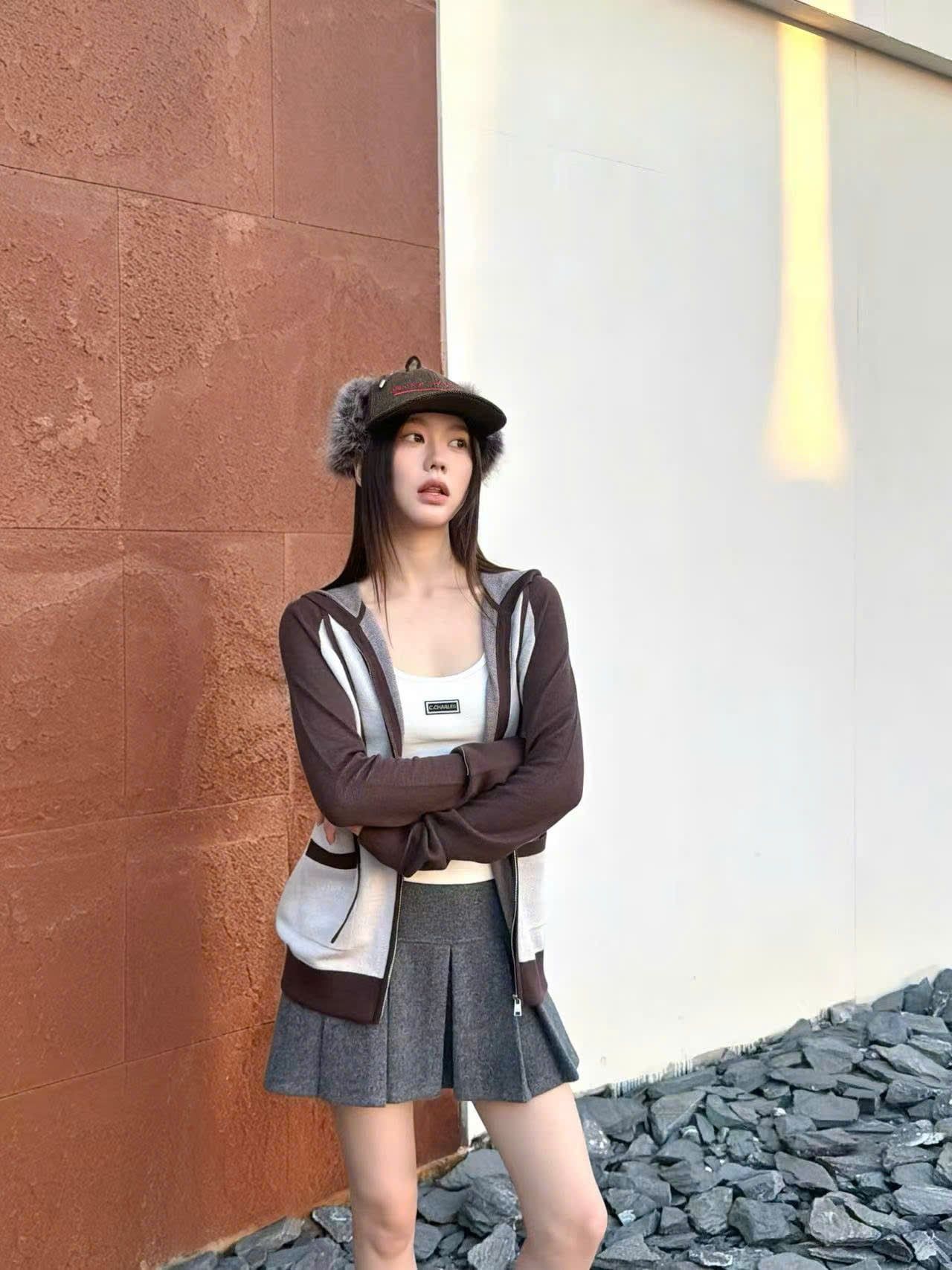  Áo khoác có mũ viền nâu 