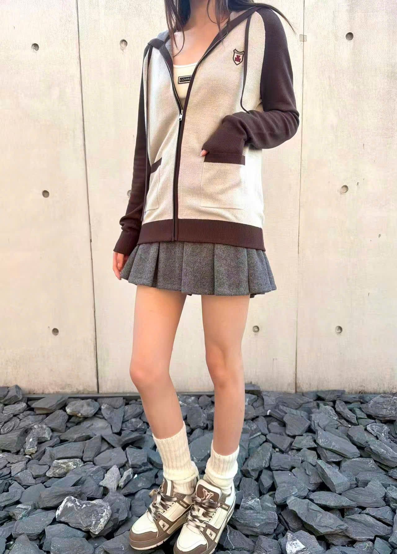  3.Chân váy xám ngắn , dạ ép 